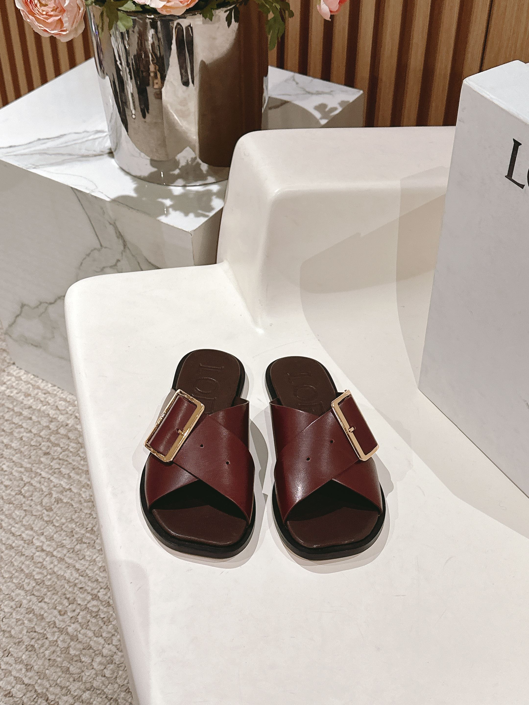 NO:237077,Purchase level LOEWE 25ss Spring and summer new products Cross square buckle Slippers Crazy grass planting simple design feels cleaner and more elegant, making you miss it. The color is also very pleasing and beautiful. The instant you put on the foot, it has a full temperament and is simply invincible and handsome. The upper is made of custom-made beaded cowhide, tiptoeing inside, sheepskin, imported Italian injection molded leather sole Size#35-39 (40 custom-made, non-refundable), slippers, loewe, loewe, slippers, cowhide, sheepskin, Leather soles19860909代购级 LOEWE 罗意威 25ss 春夏新品 交叉 方扣 拖鞋 疯狂种草简约设计感觉更干净优雅 让你念念不忘 颜色也很耐看漂亮,上脚瞬间气质十足气场,简直无敌帅气有型 鞋面采用定制开边珠牛皮 内里踮脚 羊皮 意大利进口注塑真皮大底 Size#35-39（40定制不退换）,拖鞋,loewe,loewe,slippers,cowhide,sheepskin,Leather soles,Women's Shoes