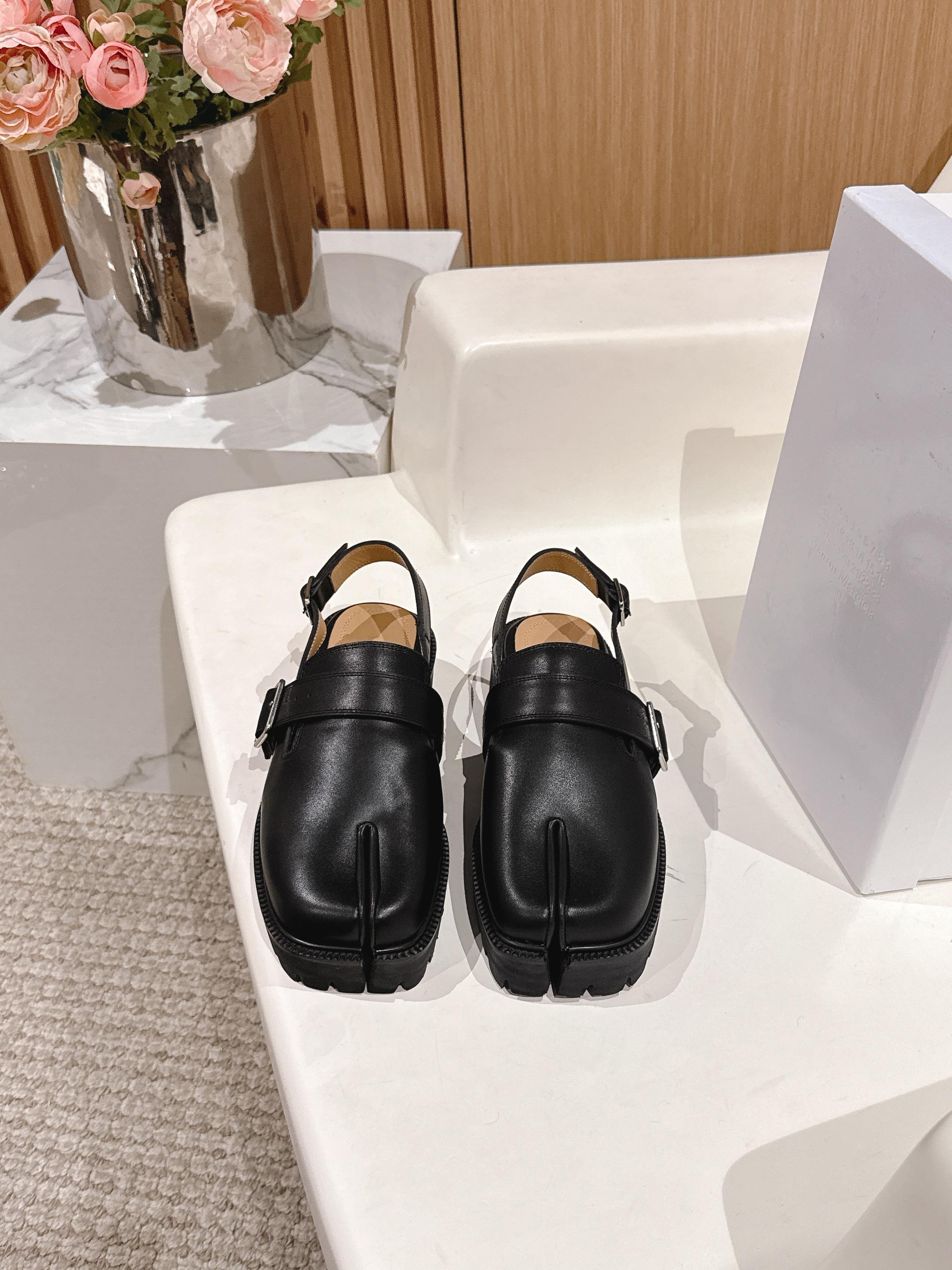 NO:237074,Maisom Margiela mm6 Magila classic split-toe sandals This pair of popular items must be purchased with one pair. Items that cannot be missed. Exclusive original purchase and development. One that cannot be missed. Upper imported Niujing Cowhide inner original mold open sole size 35-40 (custom made of 40), split-toe shoes, masion margiela,masion margiela,sandals,cowhide19860909Maisom Margiela mm6马吉拉经典分趾凉鞋 这双热度超高的单品 必须人手一双入手了 不能错过的单品 炸裂了 独家原版购入开发 不能错过的一款 鞋面进口牛京 牛皮内里 原版开模大底 码数35-40（40定做）,分趾鞋,masion margiela,masion margiela,sandals,cowhide,Women's Shoes