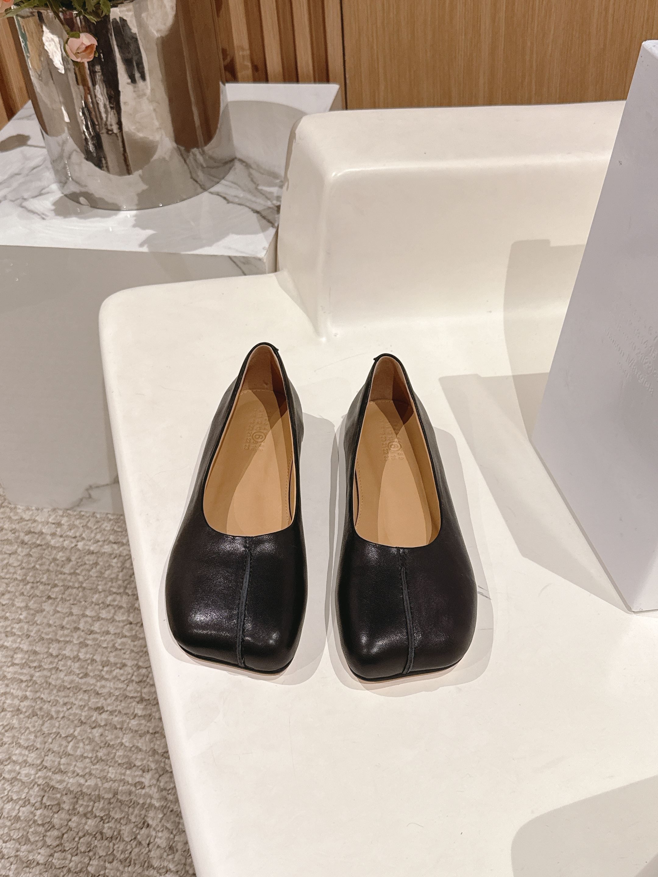 NO:237072,Maisom Margiela mm6 classic single shoes This pair of popular items must be purchased with one pair. Items that cannot be missed. Exclusive original purchase and development. One that cannot be missed. Imported vegetable-tanned sheepskin on the upper. Original leather outsole. Size 35-40 (customized for 40), single shoes, masion margiela,masion margiela,sheepskin,Leather soles19860909Maisom Margiela mm6马吉拉经典单鞋 这双热度超高的单品 必须人手一双入手了 不能错过的单品 炸裂了 独家原版购入开发 不能错过的一款 鞋面进口植鞣羊皮 原版真皮大底 码数35-40（40定做）,单鞋,masion margiela,masion margiela,sheepskin,Leather soles,Women's Shoes