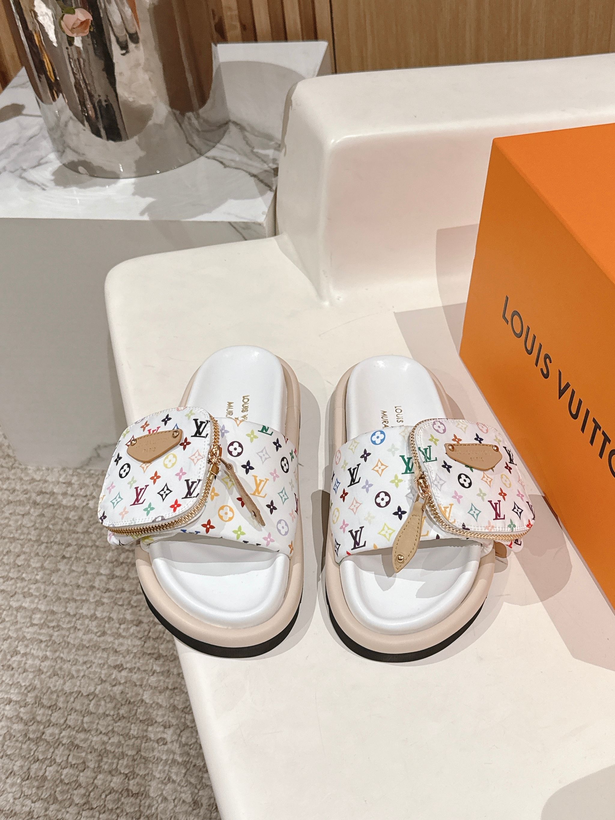 NO:236098,louis vuitton ss25 new arrival~ Lv spring and summer new style｜White three-color Velcro slippers Louis Vuitton x Takashi Murakami Takashi Co-branded series # Soles are made of high-density foam material, extremely lightweight, lambskin material along strips and foot pads!  Size women 35-41, slippers, louis vuitton, louis vuitton, slippers, sheepskin19860909louis vuitton ss25 new arrival～ Lv春夏新款｜白三彩魔术贴拖鞋 Louis Vuitton x Takashi Murakami村上隆 联名系列# 鞋底高密度发泡材质,轻盈无比,沿条和垫脚小羊皮材质！ Size女35-41,拖鞋,louis vuitton,louis vuitton,slippers,sheepskin,Women's Shoes
