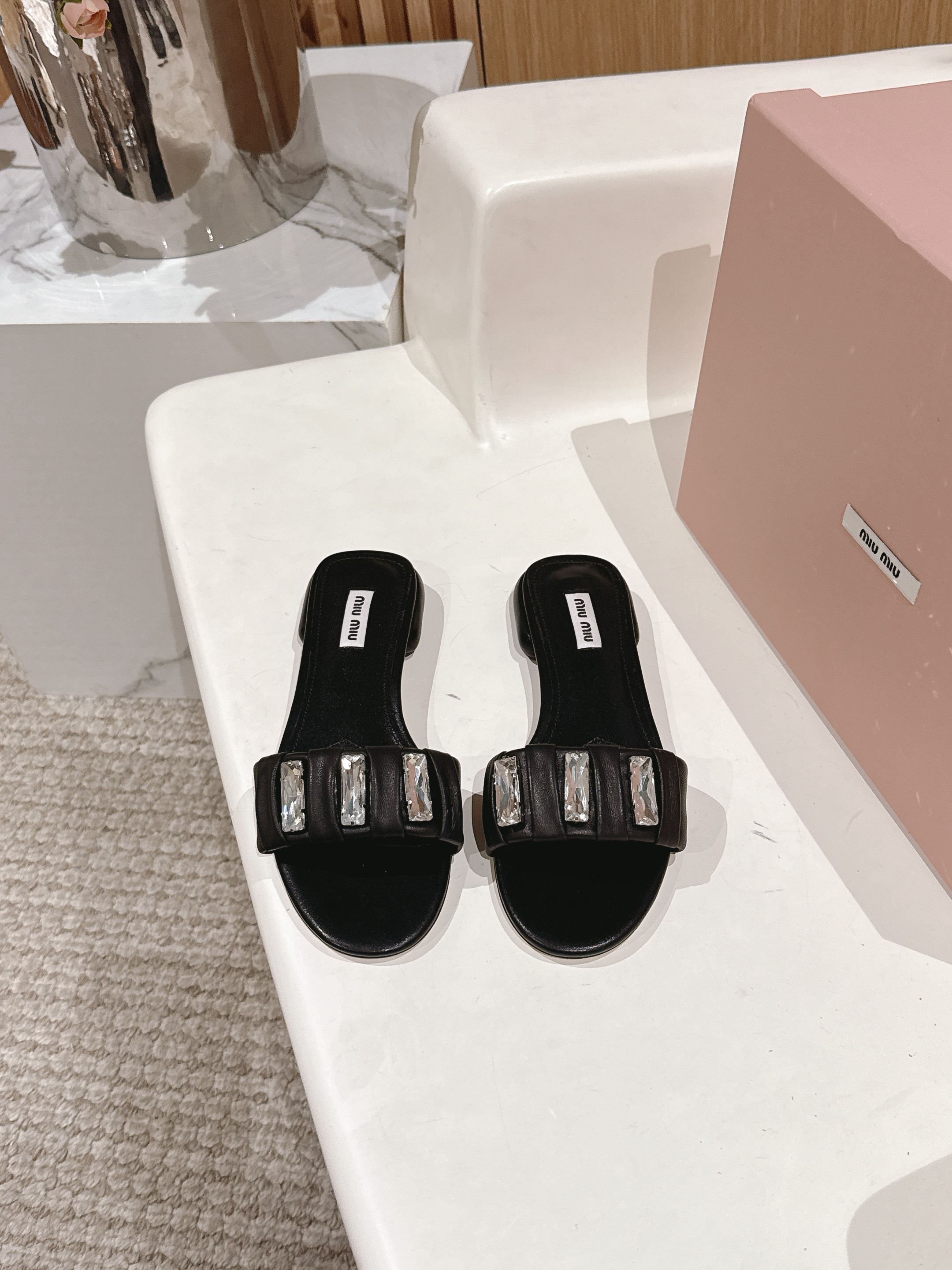 NO:236094,Miumiu Spring and summer new rhinestone flat lambskin sandal slippers upper sheepskin sole Italian leather outsole size 35-39 (40 customization), slippers, miumiu, sandals, slippers, sheepskin, Leather soles19860909Miumiu 缪缪春夏新款水钻平底小羊皮一字凉鞋拖鞋 鞋面羊皮 鞋底意大利真皮大底 码数35-39（40定制）,拖鞋,miumiu,sandals,slippers,sheepskin,Leather soles,Women's Shoes