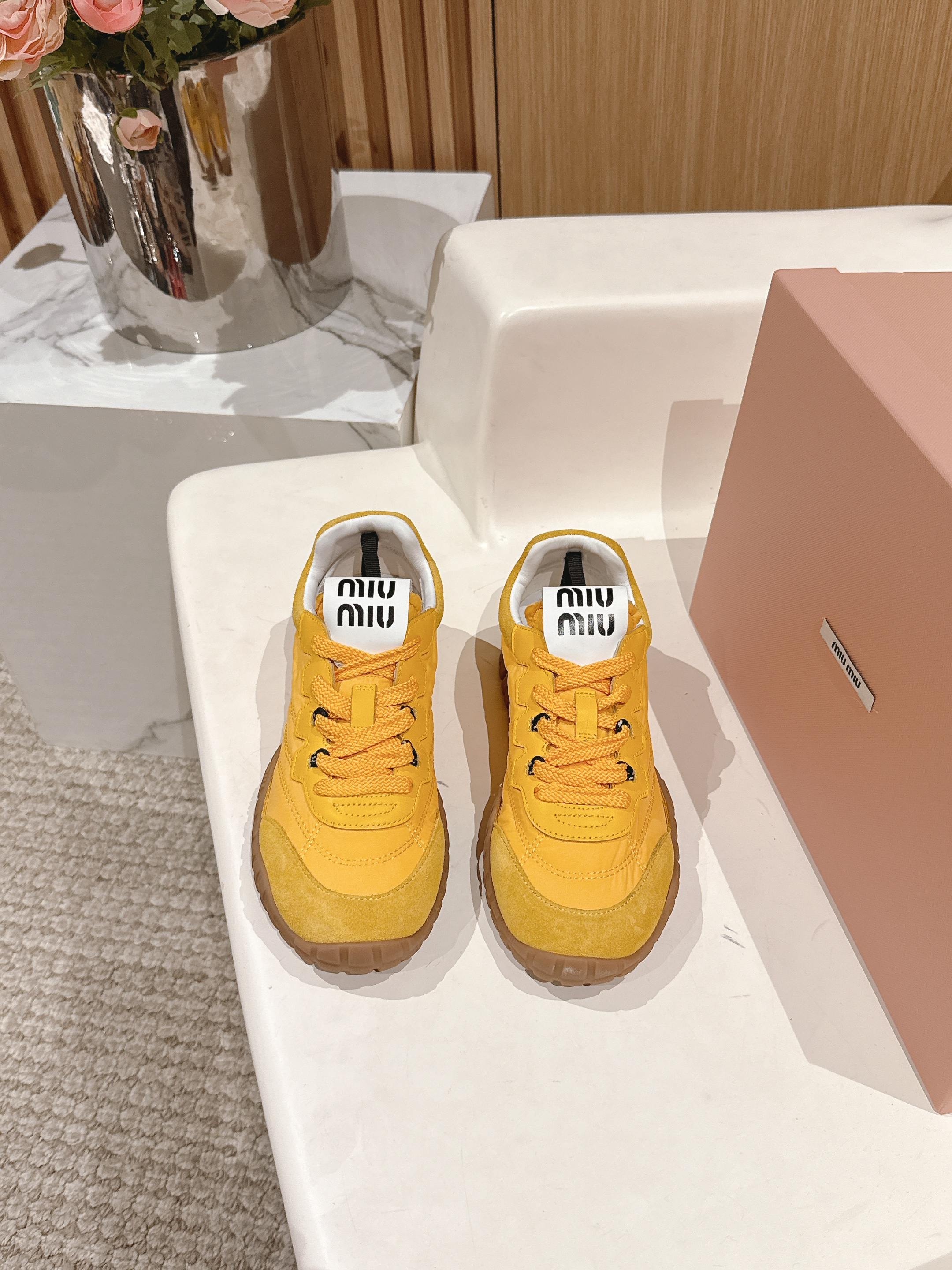 NO:236092,With buttons 50 MiuMiu 25ss Spring and summer new style cookie shoes Forrest Gump shoes casual sneakers miumiu latest hits avant-garde and bold design. Miu Miu style is integrated with the simple lines of this thick-soled canvas sneaker. The chic logo is decorated on the tongue and back of the shoe, embellishing the retro design, adding iconic elements!  Thick sole design defines avant-garde modern style. Original custom fabric/beef velvet. Original imported soft lamb wool. Original open mold-proof rubber outsole. Size#35-40 (40 customization without return or exchange), casual shoes/sports shoes, miumiu, sneakers19860909配扣子50 MiuMiu 缪缪 25ss 春夏新款 饼干鞋 阿甘鞋休闲运动鞋 miumiu最新爆款 前卫大胆的设计,Miu Miu风格融于此款厚底帆布运动鞋的简约线条, 别致徽标饰于鞋舌与背面,点缀复古设计,平添标志性元素！厚底设计定义前卫的现代风格 面料原版定制布料/牛反绒 内里原版进口柔软羊羔毛 鞋底原版开模防滑橡胶大底 Size#35-40（40定制不退换）,休闲鞋/运动鞋,miumiu,sneakers,Women's Shoes