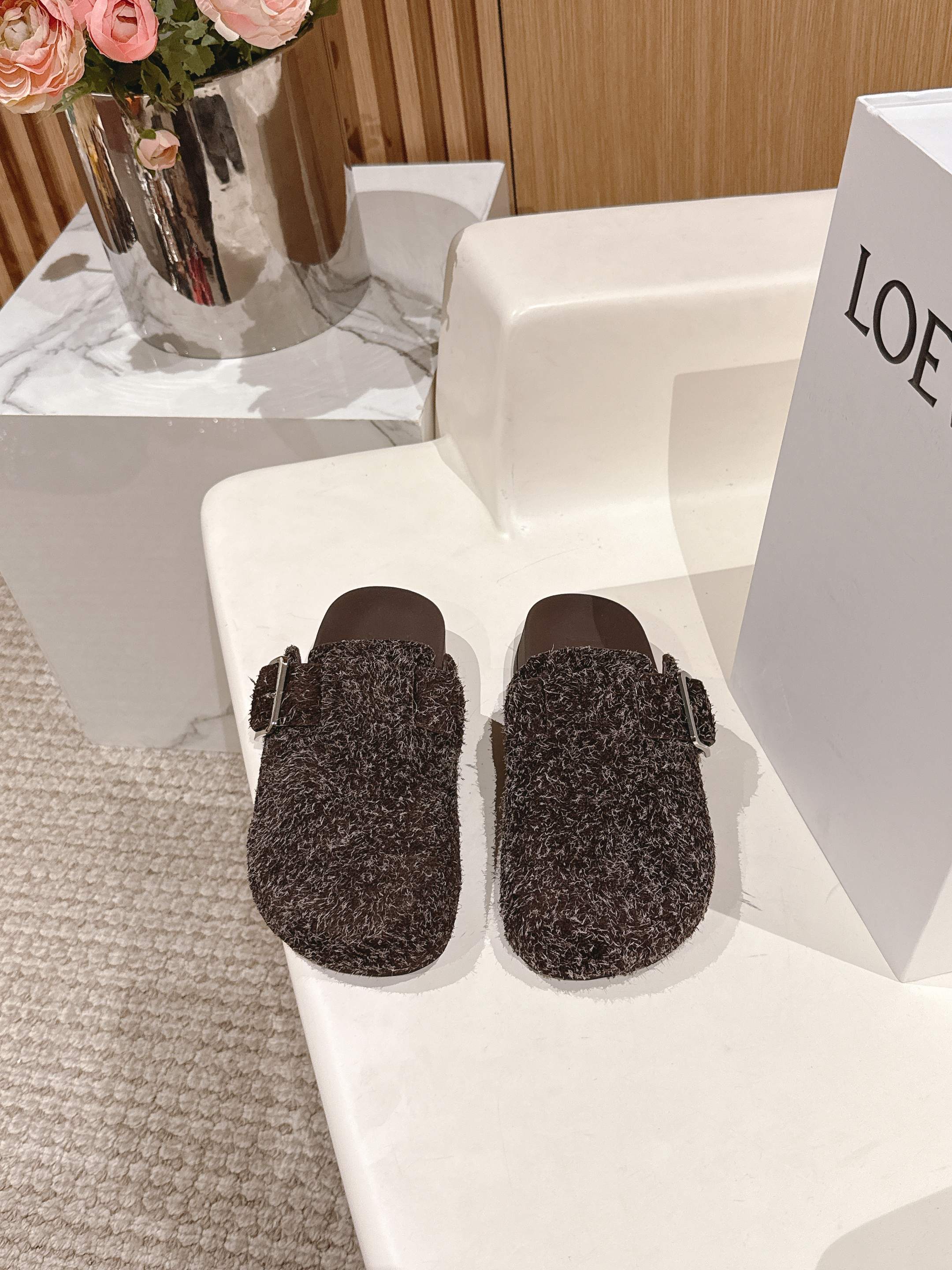 NO:236090,Purchase grade Loewe 2025ss Birken Slippers From the show continues the usual playful color of brand designer Jonathan Anderson. New Birken Muller Slippers are paired with cute and interesting round toe toe with retro style carved details, full of design sense. Original fabric open mold imported wool cloth inner sheepskin original open mold rubber sole Size#35-41 (40.41 customization without return or replacement), semi-drag, loewe, loewe, slippers, sheepskin19860909代购级 罗意威新款Loewe 2025ss 勃肯拖鞋 来自秀场延续品牌设计师Jonathan Anderson一贯的玩味主义色彩 新款 勃肯 穆勒拖鞋以可爱有趣的圆形鞋头搭配极具复古风的雕花细节,设计感十足 面料原版开模进口羊毛布 内里羊皮 原版开模橡胶大底 Size#35-41（40.41定制不退不换）,半拖,loewe,loewe,slippers,sheepskin,Women's Shoes