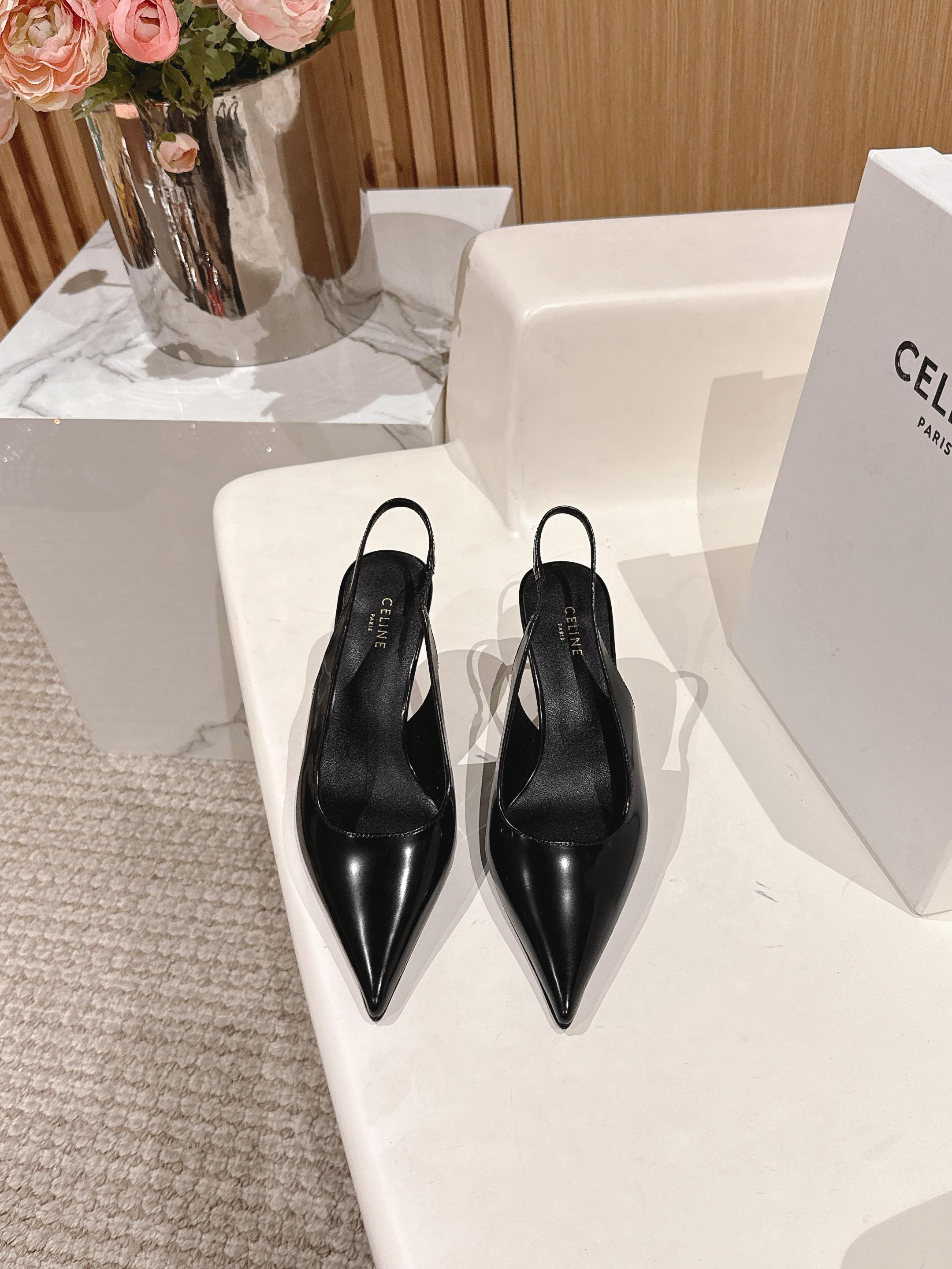 NO:236088,Denim leather CELIN* classic retro pointed high heels. The series of Selin is really retro. It looks super good when worn with invincible combination. The small pointed toe is designed to make your feet look thin. The original custom fabric is made of the inner foot pads are all lambskin. Italian imported leather outsole. Heel height 6.5cm. Size 35-39 (customized by 40/41), high heels, celine, high heels, sheepskin, Leather soles19860909牛仔布 皮面 CELIN*经典复古尖头高跟鞋 塞林这系列真的很复古 无敌搭配怎么穿都超级好看 小尖头是设计巨显脚瘦小 面料原版定制材质 内里垫脚均为小羊皮 意大利进口真皮大底 跟高6.5cm 码数35-39（40/41定制）,高跟鞋,celine,high heels,sheepskin,Leather soles,Women's Shoes