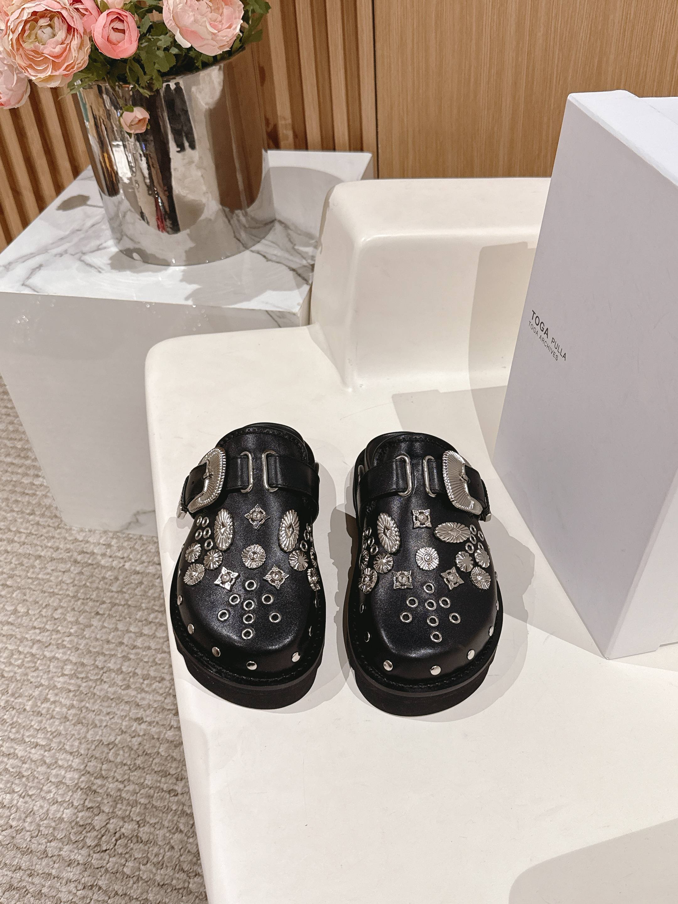 NO:236086,TOGA Pulla Metal buckle with bag head semi-trailer. The dark look of the functional girl is too compatible with the metal style and black. The A and cool pedaling bag head semi-trailer will not look unformal, but is individual and casual. The metal decoration embellishments add more fashionable highlights to the neutrality. The toe is round toe design. The toe space is comfortable to stretch and show the feet. Selected cowhide fabric. The fabric is soft and delicate and shiny. It has a texture. The mouth of the shoe is super soft. Shellskin inner. Exclusive custom anti-slip rubber combination sole. Heel height 4cm. Size 35-39 (40 is not returned or exchanged), semi-trailer, cowhide, sheepskin19860909TOGA Pulla 金属扣饰包头半拖 机能少女的暗黑系look金属风和黑色也太般配了 又A又酷一脚蹬的包头半拖不会显得不正式 反而个性又随意 金属装饰点缀为中性增添了更多时尚亮点 鞋头采用圆头设计 脚趾空间伸展舒适 显脚小 精选头层牛皮面料 面料柔软 细腻有光泽 摸着很有质感 鞋口处超级柔软处理 羊皮内里 独家定制防滑橡胶组合大底 跟高4cm 码数35-39（40定不退换）,半拖,cowhide,sheepskin,Women's Shoes