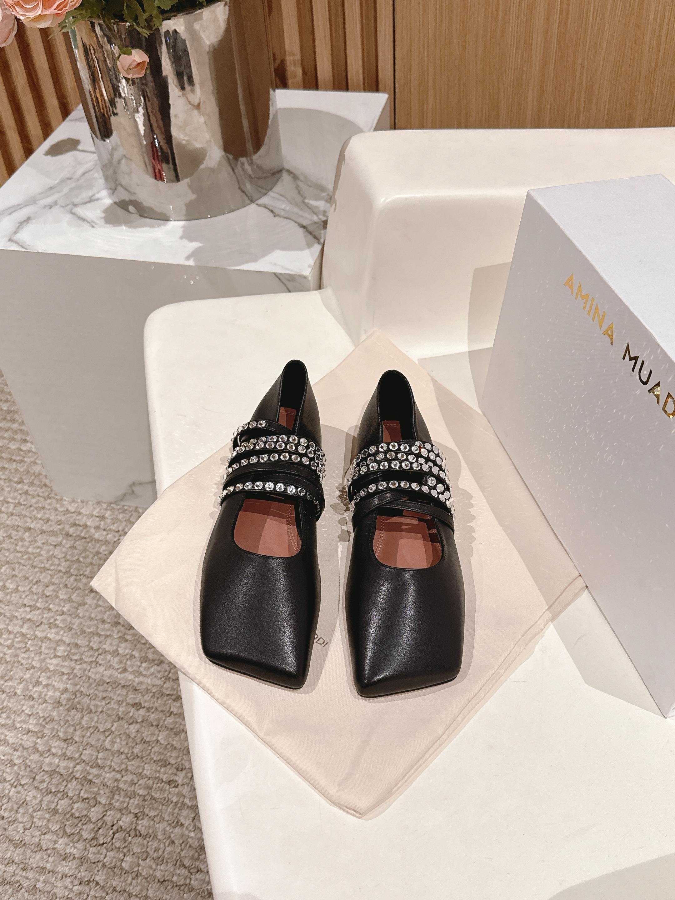 NO:236084,Top version!  High quality!  Amina Muaddi, a niche trendy brand, spring and summer new diagonal square-head love crystal shoes, punched hollow flat-soled loafer shoes!  Purchase level, the new product is super eye-catching, the real lady is so beautiful, the square head is so lovely, and the feet are so beautiful!  A must-have item in spring and summer!  Imported cowhide on the upper / Yangjing hot diamonds, inner foot pads imported sheepskin imported from Italy, original color genuine leather sole Size: 35-42 (40 41 42 orders, no return or exchange), single shoes, loafers, cowhide, sheepskin, sheep, Leather soles19860909顶级版！ 高品质！小众潮牌Amina Muaddi 春夏新品斜方头爱心水晶鞋冲孔镂空平底乐福鞋单鞋！ 代购级别 新品超级吸眼 真真太太太好看了 方头配爱心钻绝了 上脚超好看！春夏必备单品！ 鞋面进口牛皮/羊京烫钻 内里垫脚进口羊皮 意大利进口原色真皮大底 码数:35-42（40 41 42订不退换）,单鞋,loafers,cowhide,sheepskin,sheep,Leather soles,Women's Shoes