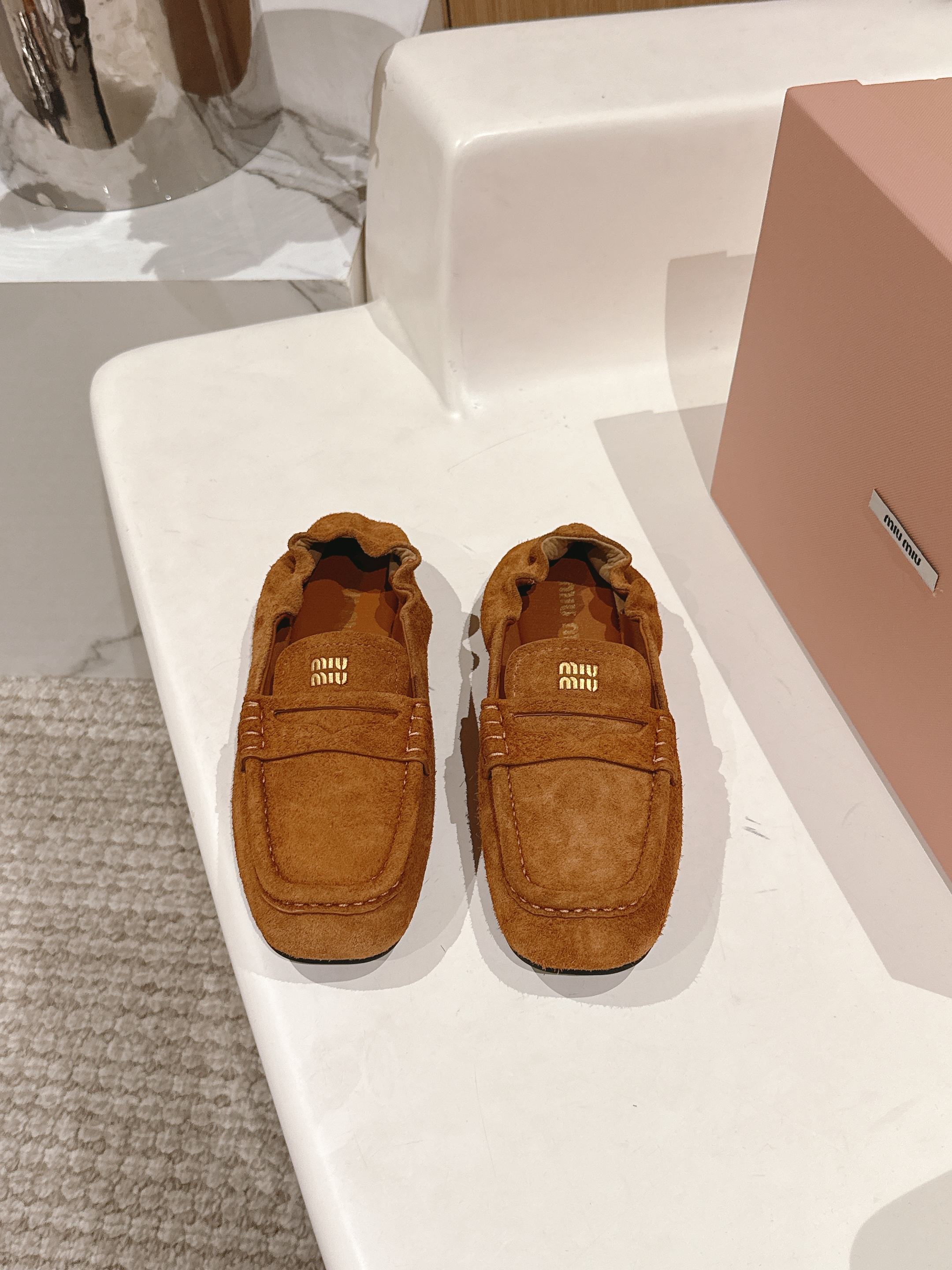 NO:234788,| 5 MIUMIU Miu Miu's new color!  The versatile style of LeFour is a versatile style that looks good no matter how you wear it, this summer's fashionable girl loves the medium heel flat bottom to choose from!  ★★★★★★ Specific mercerated cowhide cowhide inner lining, original genuine leather bottom!  Cowhide inside!  Size35-40 (40 custom made without return and exchange) Full set of counters are packaged simultaneously!  loafers,miumiu,loafers,cowhide,Leather soles19860909| 5 MIUMIU 缪缪新色！一脚蹬乐福松紧后跟百搭款 怎么穿都好看今夏时髦精最爱中跟平底可选！ ★★★★★ 特定丝光牛绒 牛皮内里,原版真皮大底！内里牛皮！ Size35-40（40订做不退换） 全套专柜同步包装！,乐福鞋,miumiu,loafers,cowhide,Leather soles,Women's Shoes