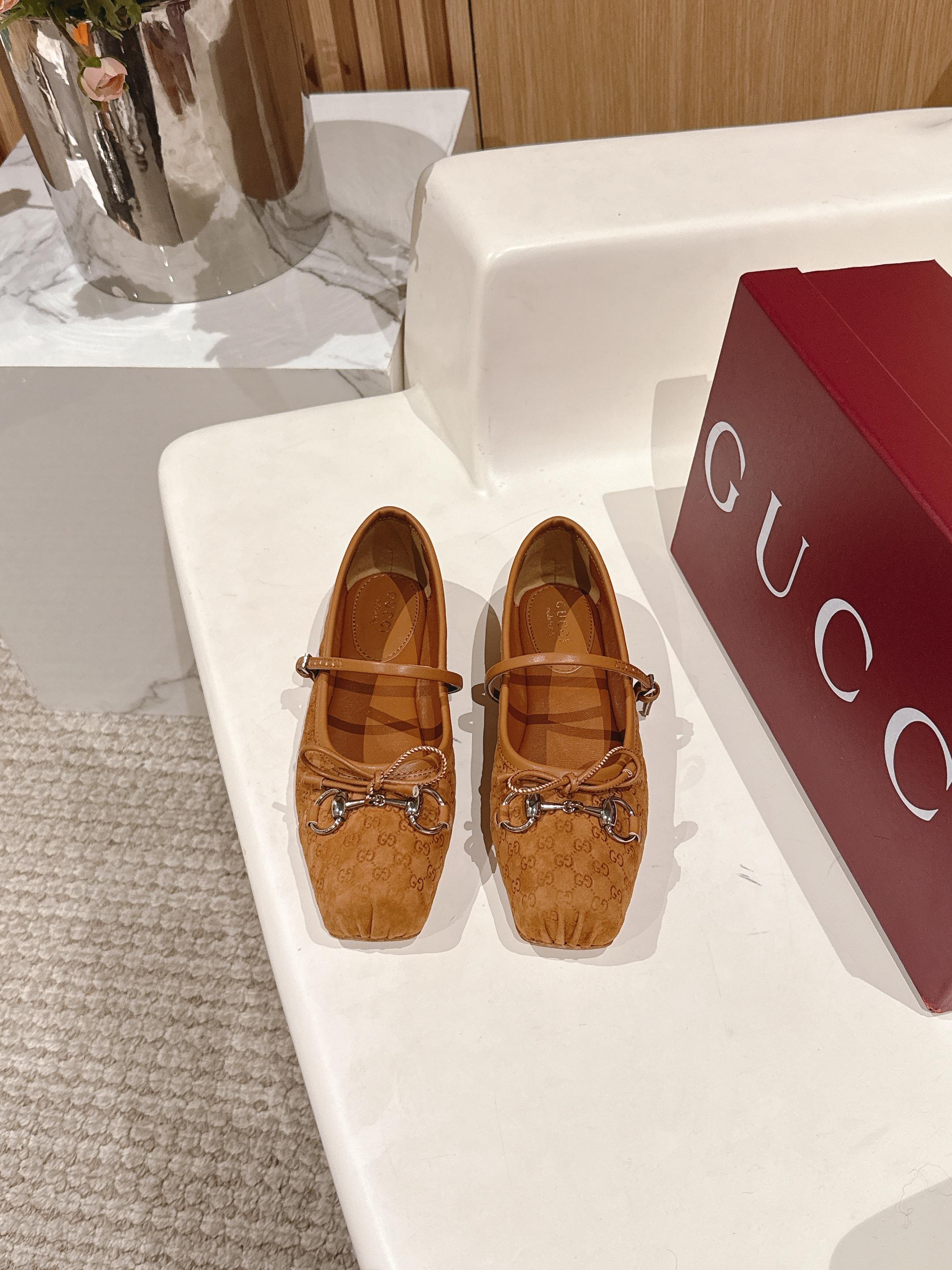 NO:234790,| 5 GUCCI Gucci Ballet Shoes say this is the New Year of Ballet Shoes, and Gucci Early Spring Series ballet shoes are also popular!  Small square head design   classic horse buckle, with a touch of playfulness in exquisiteness and elegance, fashionable and beautiful to wear. Upper sheepskin/silk inner sheepskin/silk footbed sheepskin, sole GUCCI original leather outsole Size: 35-40 Full set of simultaneous gift box packaging for counters!  loafers,gucci,gucci,loafers,sheepskin,real silk,Leather soles19860909| 5 GUCCI古驰芭蕾鞋就说今年是芭蕾鞋大年,Gucci 早春系列的芭蕾鞋也火了！小方头设计 经典马衔扣,在精致、优雅中又带着一丝俏皮,穿起来时髦又好看 鞋面羊皮／真丝 内里羊皮／真丝 垫脚羊皮 鞋底GUCCI原版真皮大底 码数:35-40 全套专柜同步礼盒包装！,乐福鞋,gucci,gucci,loafers,sheepskin,real silk,Leather soles,Women's Shoes