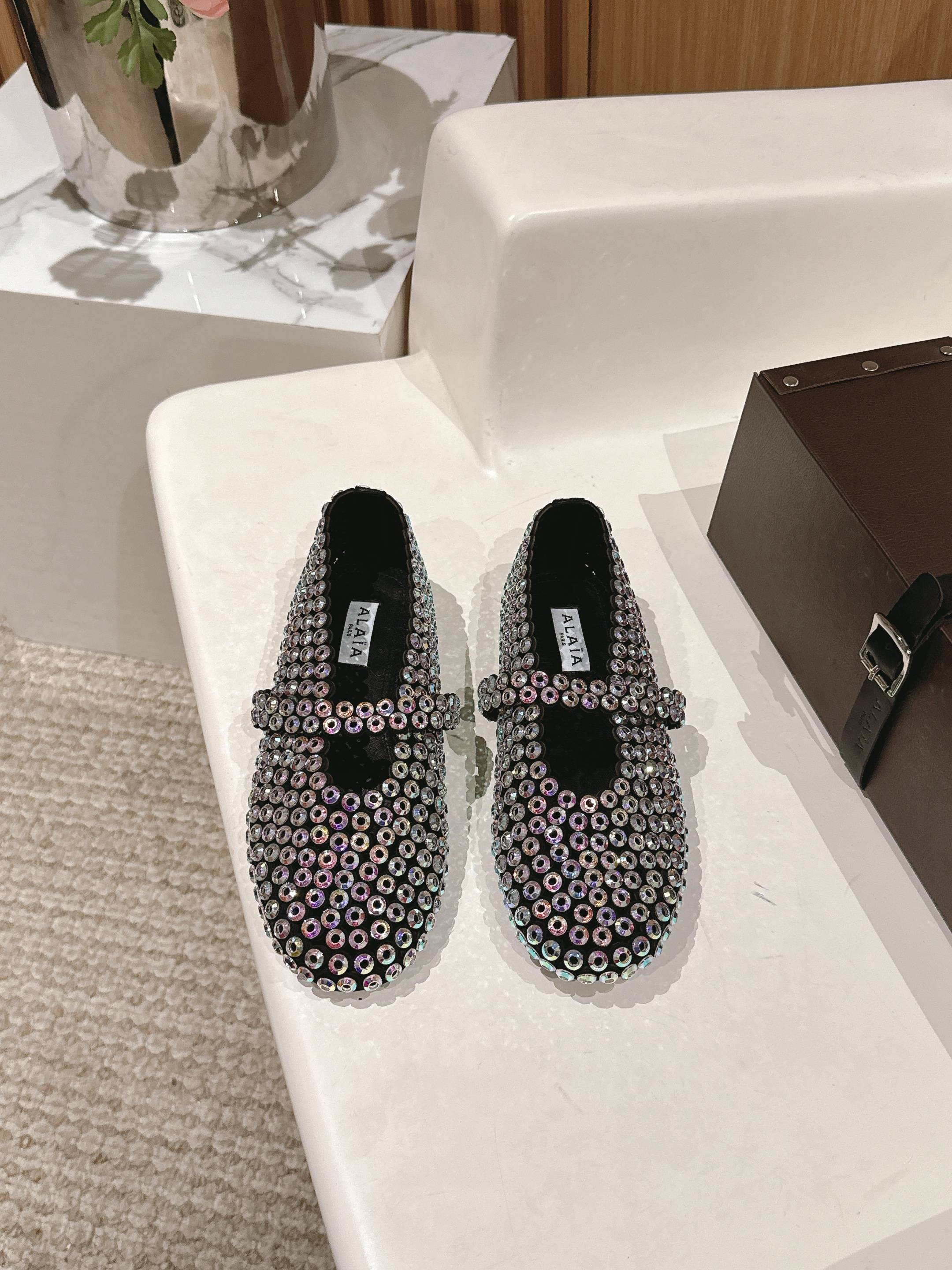 NO:236093,#Alaiya Classic Ballet Shoes: Integrate the agility of ballet into daily life, and portray the classic outline of dance shoes with modern brushstrokes!  Black diamond-edged leather ballet shoes, draw inspiration from classic Japanese shoes, Bling rhinestones embellished on the upper, simple but not complicated, suitable for a variety of shapes, and the steps are flexible and fashionable. Diamond decoration fishnet ballet shoes, avant-garde mesh upper with classic ballet shoes, the shining diamond decoration highlights the exquisite craftsmanship and soft material combination. The lacquered leather trim is both casual and elegant, giving the original sweetness a bit uninhibited style. Size 35-39 (40/41/42 custom-made non-return and exchange), ballet shoes19860909#阿莱亚经典芭蕾舞鞋 以芭蕾的灵动意韵融于日常,以现代笔触刻画舞鞋经典轮廓！ 黑色钻饰皮质款芭蕾舞鞋,从经典日式鞋履汲取灵感,Bling水钻点缀于鞋面,简而不繁适合多种造型,步履之间灵动时髦. 钻饰渔网芭蕾舞鞋,前卫的网眼鞋面搭配经典芭蕾舞鞋型,光芒闪耀的钻饰凸显精妙工艺,柔软材质结合.漆面皮质饰边,既随性又优雅,让原本的甜美感多了一分不羁的风格. Size 35-39（40/41/42定做不退换）,芭蕾舞鞋,Women's Shoes