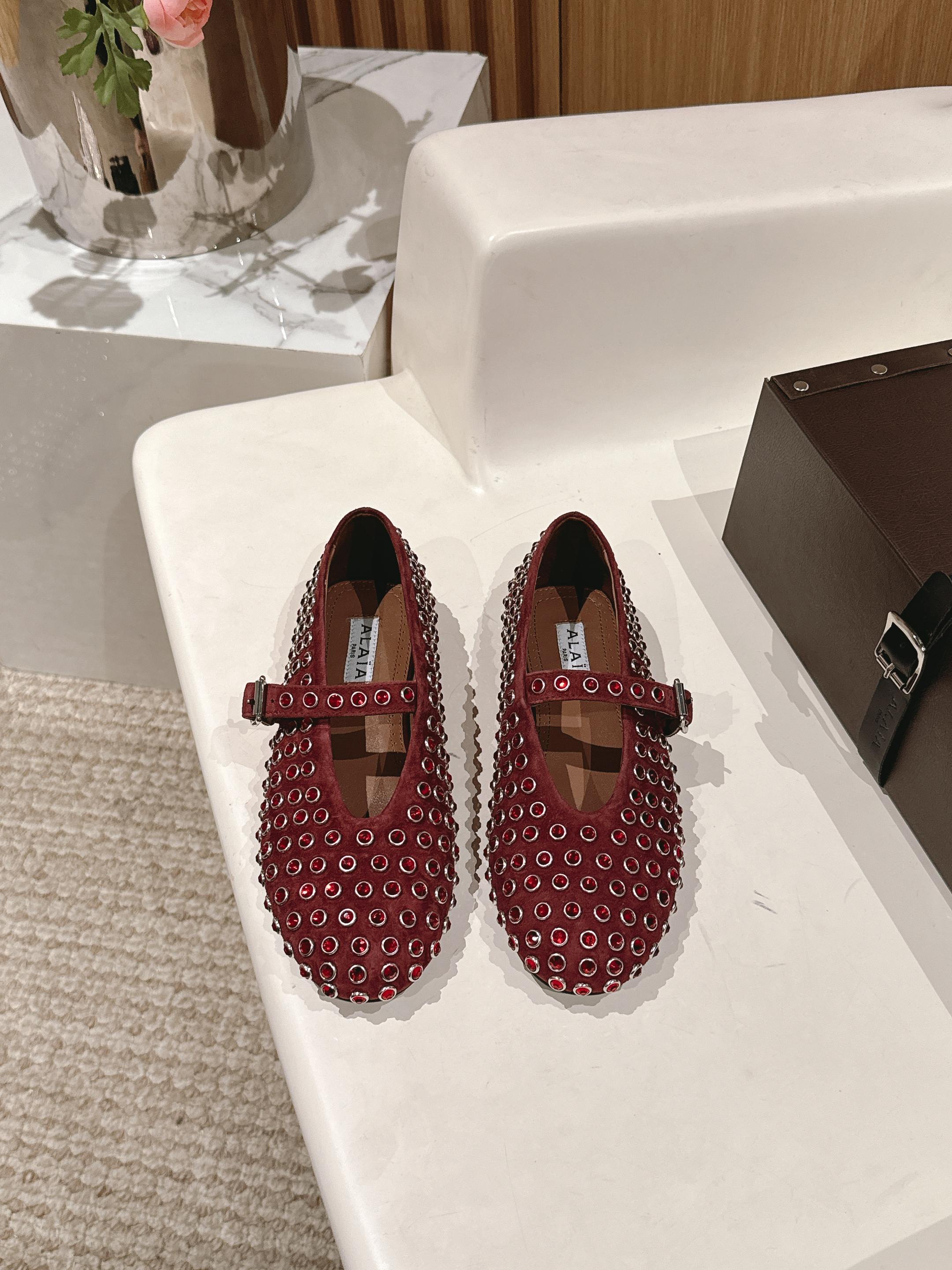 NO:236097,#Alaiya Classic Ballet Shoes: Integrate the agility of ballet into daily life, and portray the classic outline of dance shoes with modern brushstrokes!  Black diamond-edged leather ballet shoes, draw inspiration from classic Japanese shoes, Bling rhinestones embellished on the upper, simple but not complicated, suitable for a variety of shapes, and the steps are flexible and fashionable. Diamond decoration fishnet ballet shoes, avant-garde mesh upper with classic ballet shoes, the shining diamond decoration highlights the exquisite craftsmanship and soft material combination. The lacquered leather trim is both casual and elegant, giving the original sweetness a bit uninhibited style. Size 35-39 (40/41/42 custom-made non-return and exchange), ballet shoes19860909#阿莱亚经典芭蕾舞鞋 以芭蕾的灵动意韵融于日常,以现代笔触刻画舞鞋经典轮廓！ 黑色钻饰皮质款芭蕾舞鞋,从经典日式鞋履汲取灵感,Bling水钻点缀于鞋面,简而不繁适合多种造型,步履之间灵动时髦. 钻饰渔网芭蕾舞鞋,前卫的网眼鞋面搭配经典芭蕾舞鞋型,光芒闪耀的钻饰凸显精妙工艺,柔软材质结合.漆面皮质饰边,既随性又优雅,让原本的甜美感多了一分不羁的风格. Size 35-39（40/41/42定做不退换）,芭蕾舞鞋,Women's Shoes