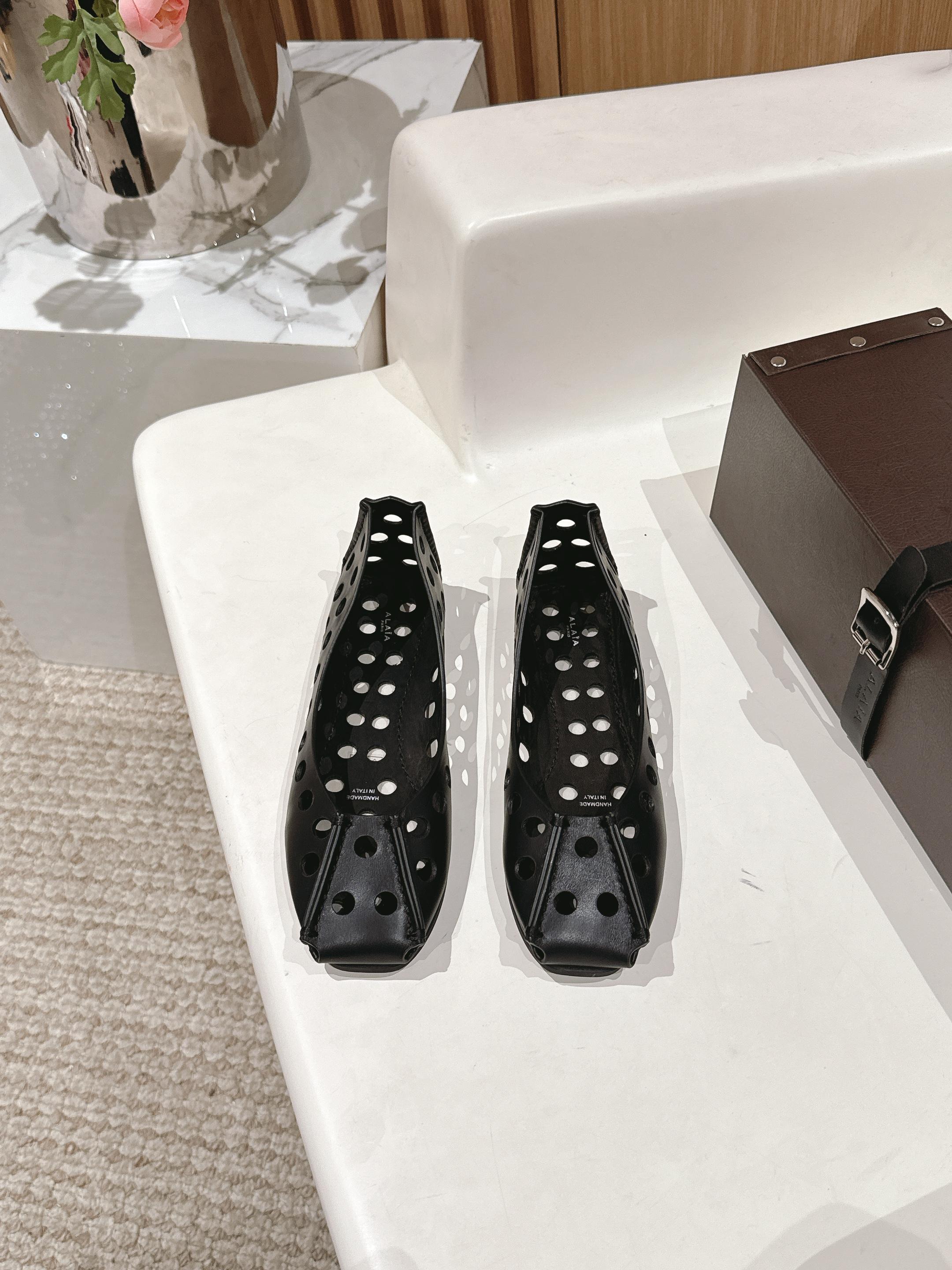 NO:236089,# Alaiya/New products in early spring, square toe, hollow flat sandals, this season's shoes have a new visual experience, playful combination, it looks cool and beautiful, a must-have fashion item for shoe cabinets. The fabric is imported calfskin, the inner foot pads are all cowhide original molded sole Size35-39 (customized by 40/41/42, no return or exchange), sandals, sandals, cowhide19860909# 阿莱亚/早春新品 方头 镂空 平底凉鞋 这一季的鞋履全新视觉体验 俏皮搭配 显得酷酷的真是绝美 鞋柜必备的时尚单品. 面料采用进口小牛皮 内里垫脚均为牛皮 原版开模大底 Size35-39（40/41/42定制不退换）,凉鞋,sandals,cowhide,Women's Shoes