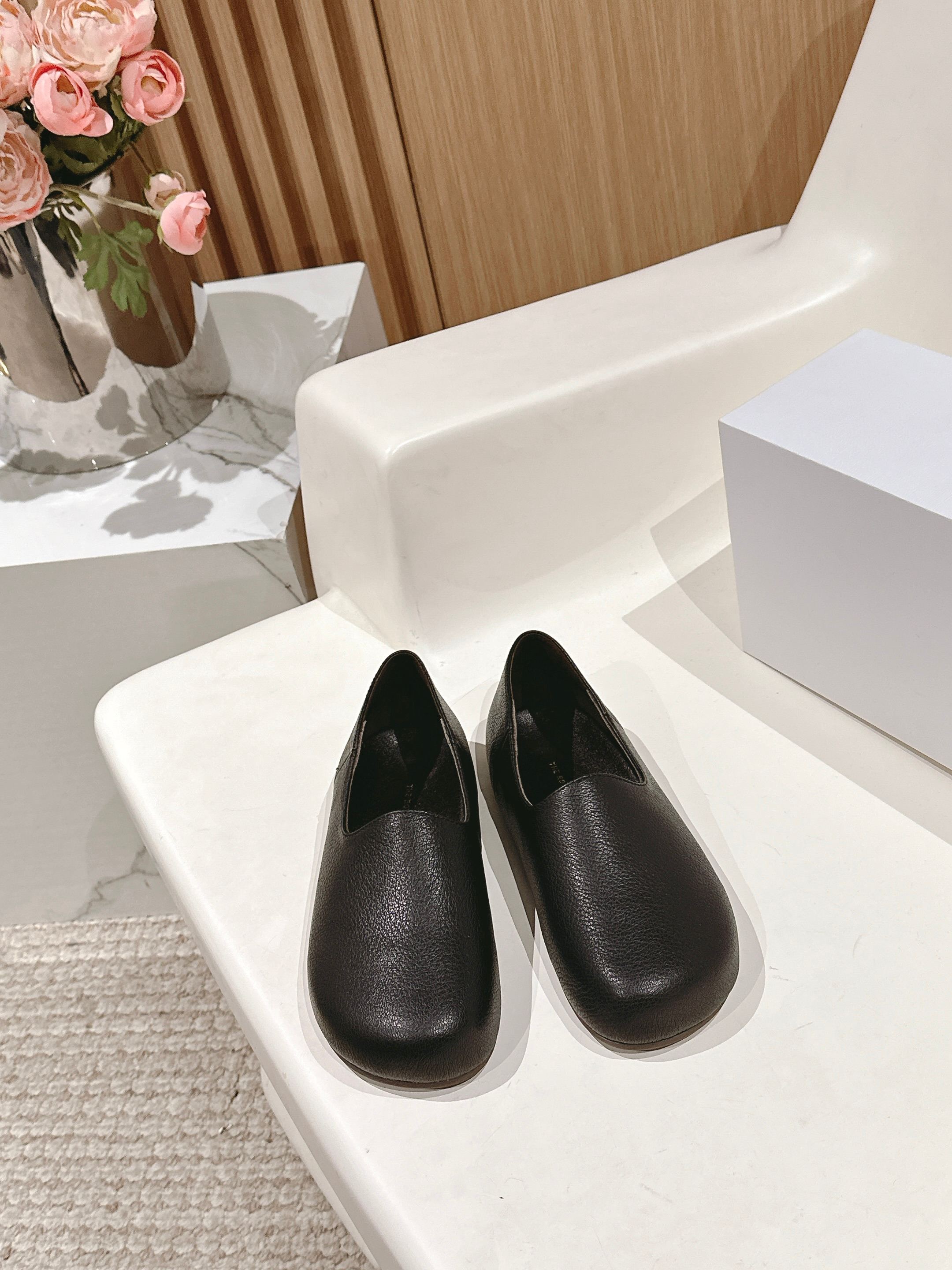 NO:237070,Purchasing grade THE ROW 25ss Spring and Summer new loafers The correct way to open the high-end feel!  Simple and fashionable, fine workmanship, really must buy it. It is really amazing. The simpler the model, the more it tests the best style!  The upper is made of imported cowhide, inner foot padded sheepskin, original open molded rubber sole, Size#35-40 (40 custom made, no return or exchange), loafers, loafers, cowhide, sheepskin19860909代购级 THE ROW 25ss 春夏新款 乐福鞋 高级感的正确打开方式！简洁又时髦 做工精细 真的一定要入手 真的很绝 越是看似简单的款越考验做版型之最！ 鞋面采用进口牛皮 内里垫脚羊皮 鞋底原版开模橡胶大底 Size#35-40（40订做不退换）,乐福鞋,loafers,cowhide,sheepskin,Women's Shoes