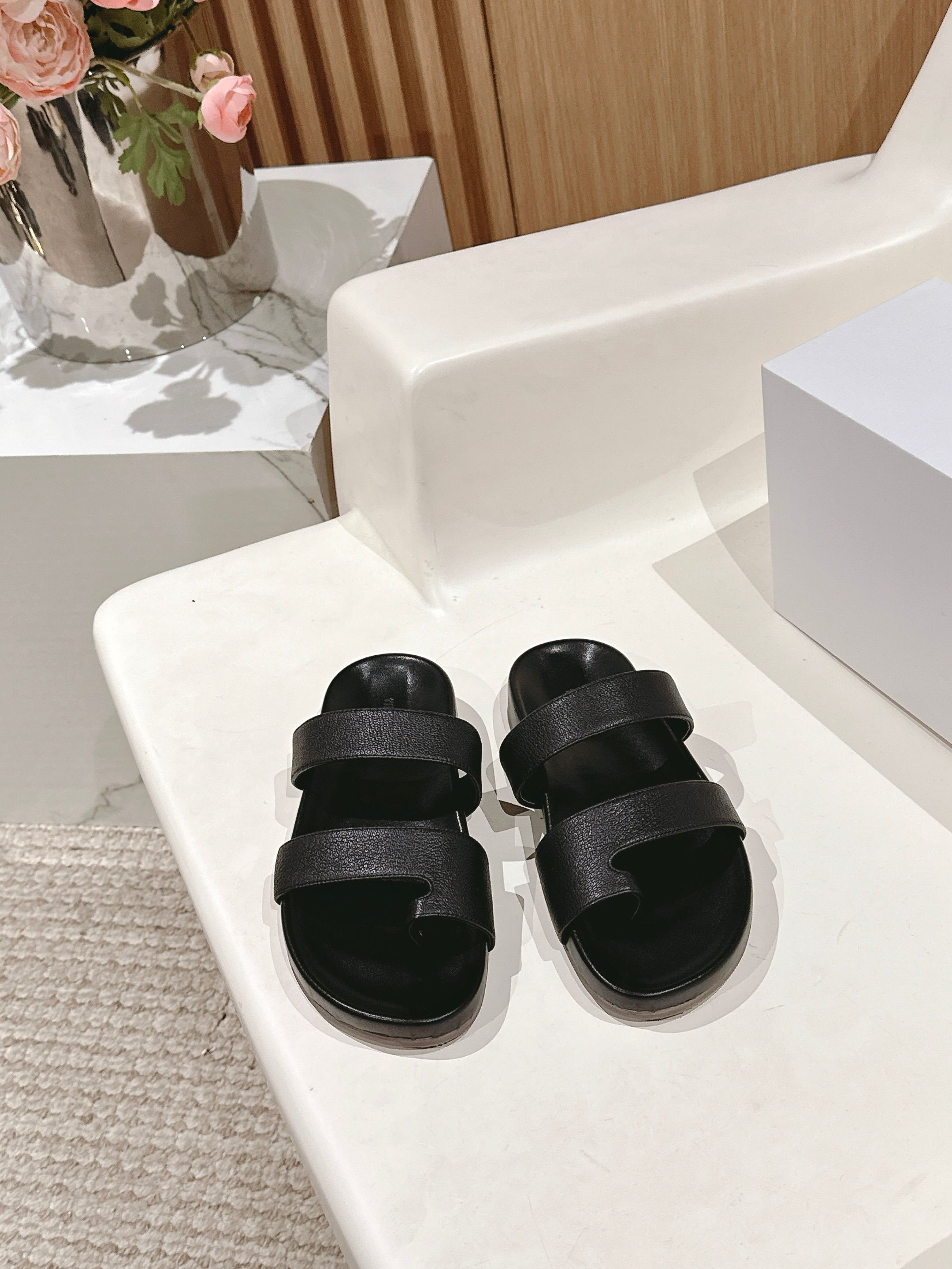 NO:237068,POEVE2025 spring and summer new clip-toe slippers summer is here, how can fashionable little guys not have this most in-depth fashion item this summer? Pair of lychee pattern cowhide fabric, sheepskin inner lining, private mold rubber wear-resistant and non-slip sole, size 35-39# (40# custom made without return and exchange), split-toe shoes, slippers, cowhide, sheepskin19860909POEVE2025春夏新款夹趾拖鞋夏天已经来啦,时髦的小主们怎么能没有这个今夏最in的时尚单品加特呢对版荔枝纹牛皮面料,羊皮内里,私模橡胶耐磨防滑大底,尺码35-39#（40#订做不退换）,分趾鞋,slippers,cowhide,sheepskin,Women's Shoes