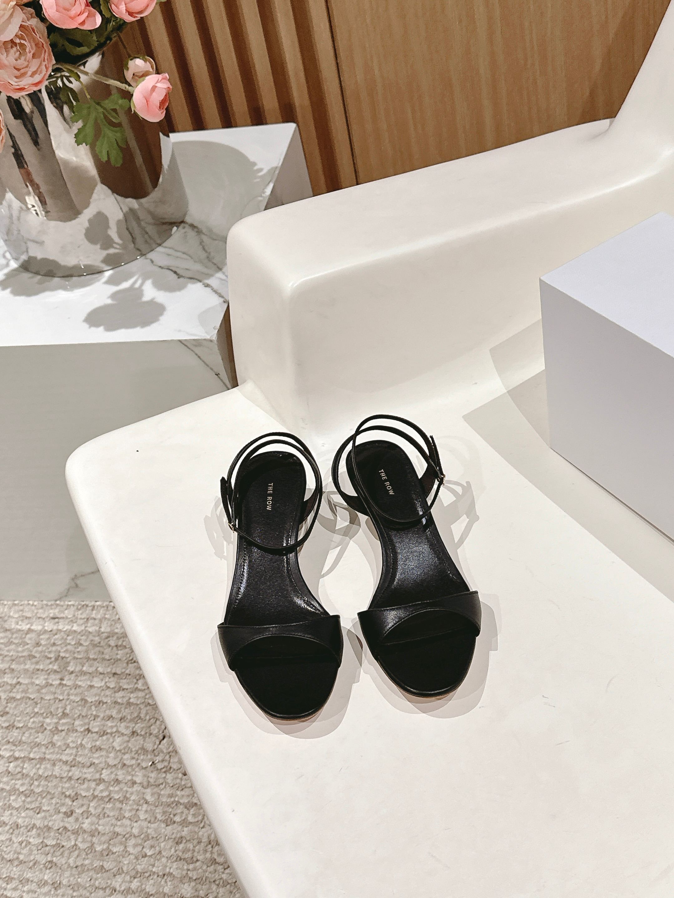 NO:237064,Purchase grade The row 25ss New sexy strap sandals The strap sandals are only worn by the row. As simple as ever, with a strong sense of design, simple and smooth lines. Although there are no too many elements to embellish, only two straps support uppers, it is really high-end and versatile. Sandals are super beautiful shoes. Light up the whole summer. 1:1 customized cowhide fabric, sheepskin lining. Italian imported leather soles. Size#35-40 (40 custom made, no return or exchange), sandals, sandals, cowhide, sheepskin, Leather soles19860909代购级 The row 25ss 新款性感细带凉鞋 细带凉鞋只服the row 一如既往的简单,超强设计感,线条简洁流畅 虽然没有过多的元素点缀,只有两根细带支撑鞋面,但真的很高级很百搭 凉鞋极品 美不胜收的鞋 点亮整个夏日 1:1订制牛皮面料 羊皮内里 意大利进口真皮大底 Size#35-40（40订做不退换）,凉鞋,sandals,cowhide,sheepskin,Leather soles,Women's Shoes