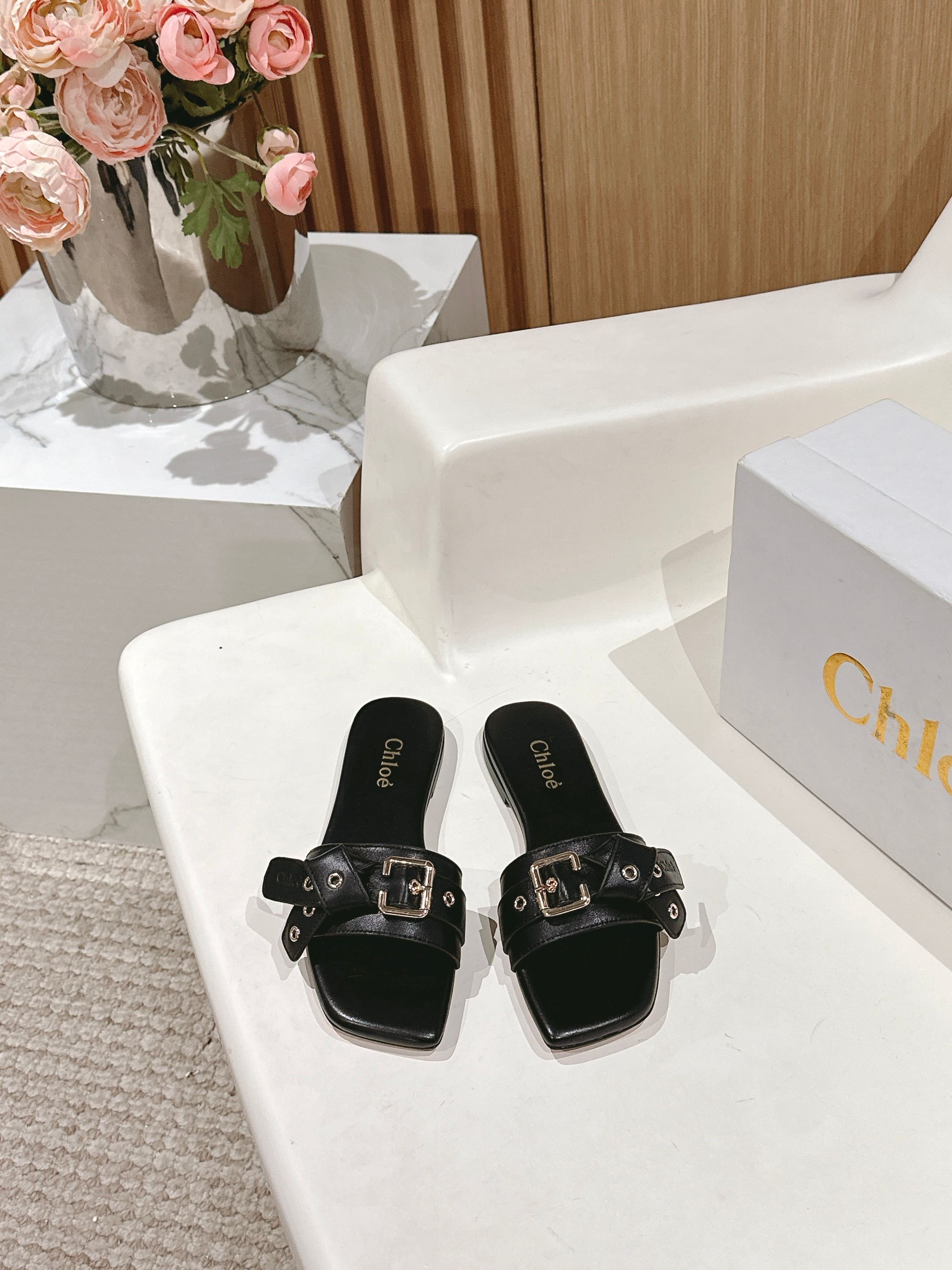 NO:237063,Purchase grade Chloe 25ss The new beautiful slippers in early spring are the minimalist beauty that has been missing in the fashion industry. Classic fashion color scheme. The effortless elegant style is coming. Fashionable, exquisite, beautiful. Pointed toe. Opening the edge beads. Fashionable and simple new style of daily slippers. Beautiful and high-end slippers. This style is super good on the feet and can lengthen the legs. Original fabric cowhide, inner sheepskin inner, outsole genuine leather sole. Size#35-40 (40 41 custom made without return or exchange), slippers, chloe, loewe, slippers, cowhide, sheepskin19860909代购级 Chloe 蔻依25ss 早春新款绝美拖鞋时尚界久违的极简之美 经典时尚配色 毫不费力的优雅风来袭 时髦 精致 绝美 包头尖头 开边珠外穿时尚气质简约新款日常拖鞋美出高级感拖鞋这款上脚超好而且可以拉长腿型. 面料原版牛皮,内里羊皮内里 大底真皮鞋底 Size#35-40（40 41订做不退换）,拖鞋,chloe,loewe,slippers,cowhide,sheepskin,Women's Shoes