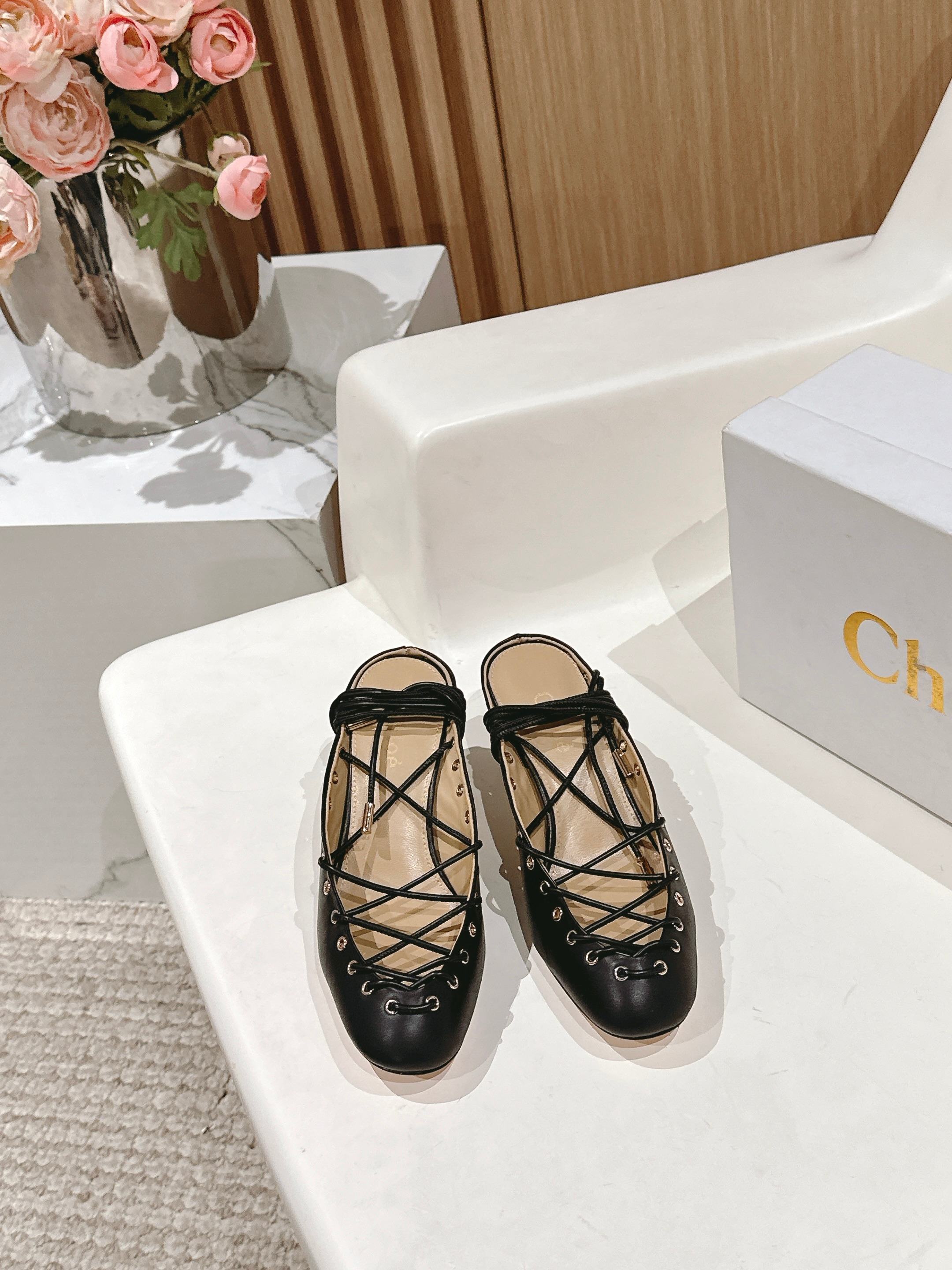 NO:237061,Purchase grade Chloe 25ss New beautiful heels in early spring The minimalist beauty in the fashion industry Classic fashion color scheme The effortless elegance is coming Fashionable exquisite Beautiful Baotou pointed toe Opening beads Fashionable temperament Simple new daily slippers Beautiful high-end slippers This style is super good on the feet and can lengthen the legs. Original fabric cowhide, inner sheepskin inner, outsole genuine leather sole Heel height 6cm Size#35-40 (40 41 custom made without return), ballet shoes, chloe, loewe, slippers, cowhide, sheepskin19860909代购级 Chloe 蔻依25ss 早春新款绝美跟鞋 时尚界久违的极简之美 经典时尚配色 毫不费力的优雅风来袭 时髦 精致 绝美 包头尖头 开边珠外穿时尚气质简约新款日常拖鞋美出高级感拖鞋这款上脚超好而且可以拉长腿型. 面料原版牛皮,内里羊皮内里 大底真皮鞋底 跟高6cm Size#35-40（40 41订做不退换）,芭蕾舞鞋,chloe,loewe,slippers,cowhide,sheepskin,Women's Shoes