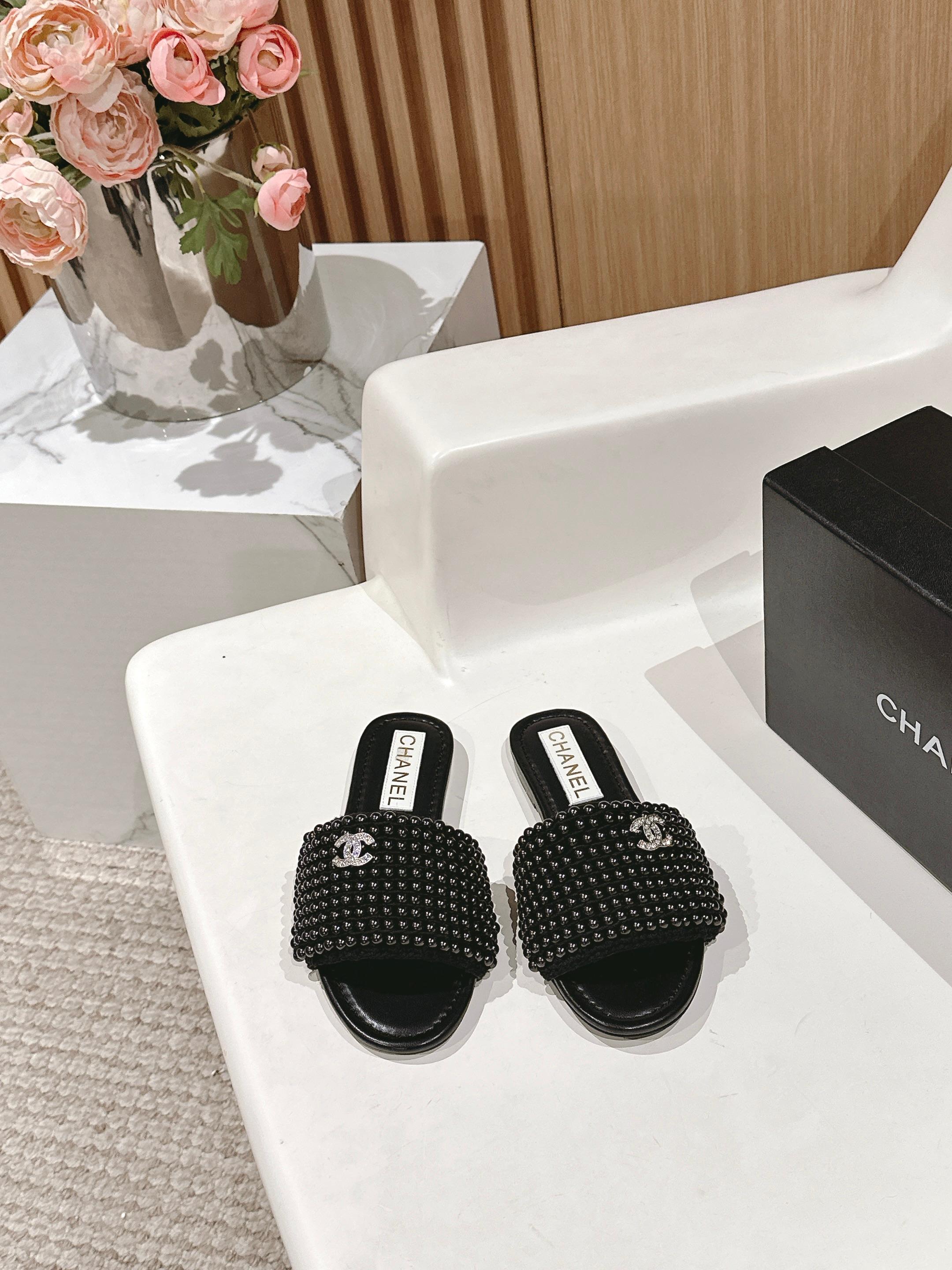NO:237058,Purchase grade Chanel Xiaoxiang 25ss Spring and summer new vacation Pearl lazy slippers Xiaoxiang's brand new design The upper is purely handmade pearl weaving with double C hardware decoration Simple and versatile feet are super beautiful. It's super beautiful no matter how you look at it. The upper is pearl weaving, inner foot pad sheepskin, outsole Italian leather outsole Size#35-41 (40 41 Custom made no return or exchange), slippers, chanel, slippers, sheepskin, Leather soles19860909代购级 Chanel 小香 25ss 春夏新品度假 珍珠懒人拖鞋 小香的一款全新设计 鞋面纯手工珍珠编织搭配双C五金装饰 简约百搭上脚超级美的 怎么看都超美 鞋面采用珍珠编织 内里垫脚羊皮 大底意大利真皮大底 Size#35-41（40 41 订做不退换）,拖鞋,chanel,slippers,sheepskin,Leather soles,Women's Shoes