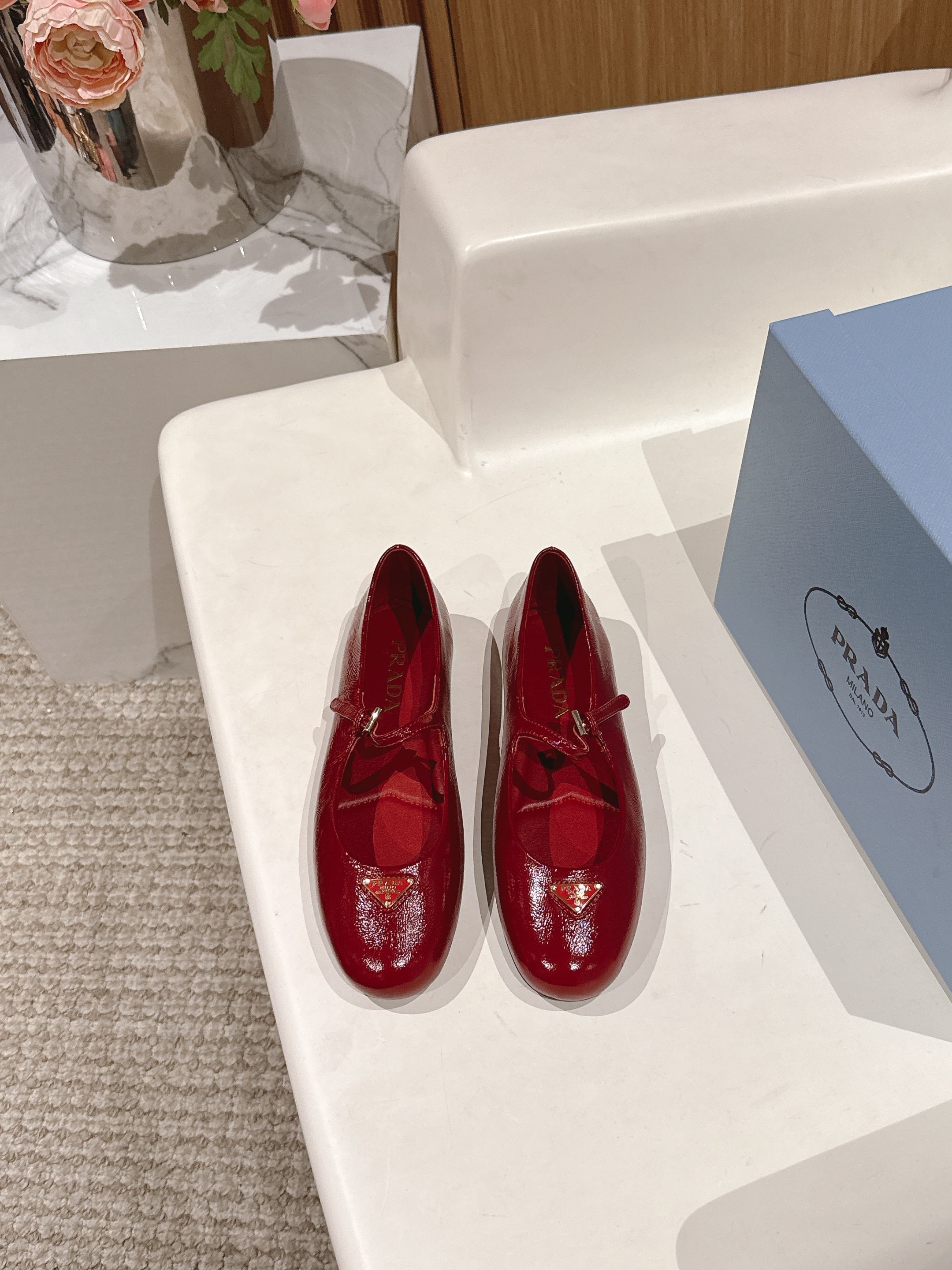 NO:225626,Top panel Original aircraft box Please note prada/Prada classic Mary Jade shoes minimalist style simple and high-end triangular embellishment easy get fashionable atmosphere original custom leather fabric inner foot pads are mixed sheepskin imported Italian cowhide sole size 35-39 (customized by 40/41) (with original aircraft box), ballet shoes, prada, prada, mary jane, cowhide, sheepskin19860909顶板 原版飞机盒 请备注 prada/普拉达经典玛丽珍鞋 简约主义风格 简单高级 三角标点缀 轻松get时髦气息 面料原版定制皮料 内里垫脚均为混种羊皮 意大利进口牛皮大底 size 35-39（40/41定制）（配原版飞机盒）,芭蕾舞鞋,prada,prada,mary jane,cowhide,sheepskin,Women's Shoes