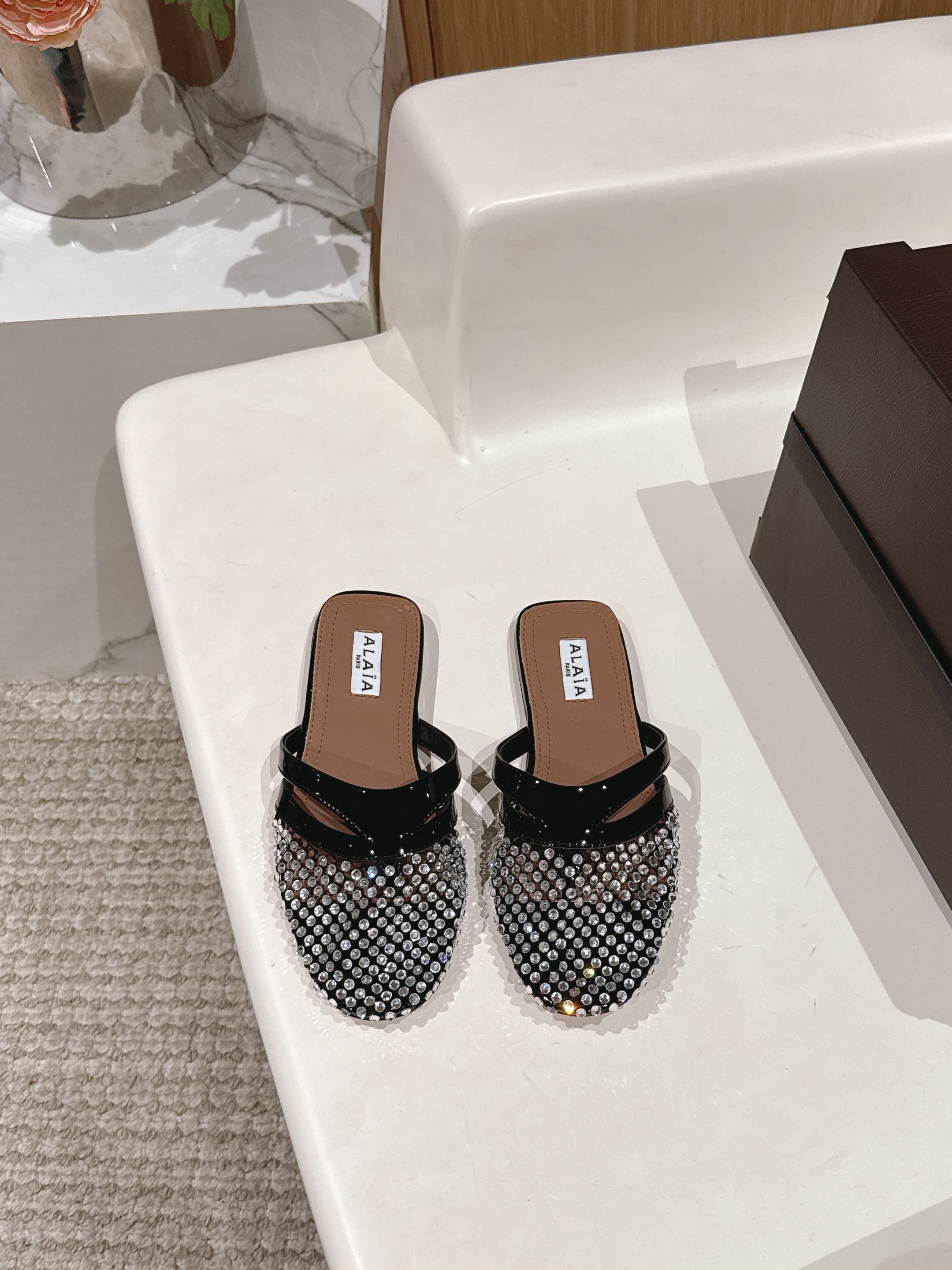 NO:225621,Purchasing grade mesh Alaia 25ss Mesh flat-toed clip-toe slippers Super chic design has a unique and elegant feeling The style of mesh clip is hidden The unique style with different styles It can be easily controlled by different styles, whether it is jeans, suit pants, or pleated skirts, it can enhance your outfit to fashion, elegance and excellence. Upper cowhide   net inner sheepskin Outsole Italian leather outsole Size#35-41 (40 41 custom made without return), semi-torch, alaia, slippers, skirts, jeans, business suit, cowhide, sheepskin, Leather soles19860909代购级网面 钻面 Alaia 25ss 网面平底夹趾拖鞋 超级别致的设计有种独特优雅气息的感觉 网面夹脚的款式隐藏起来 独特风格配上不同款式 不同风格都能轻松驾驭,无论牛仔裤,西装裤,还是百褶裙,都能将你的穿搭提升到时尚,优雅和卓越之中 鞋面牛皮 网 内里羊皮 大底意大利真皮大底 Size#35-41（40 41订做不退换）,半拖,alaia,slippers,skirts,jeans,business suit,cowhide,sheepskin,Leather soles,Women's Shoes