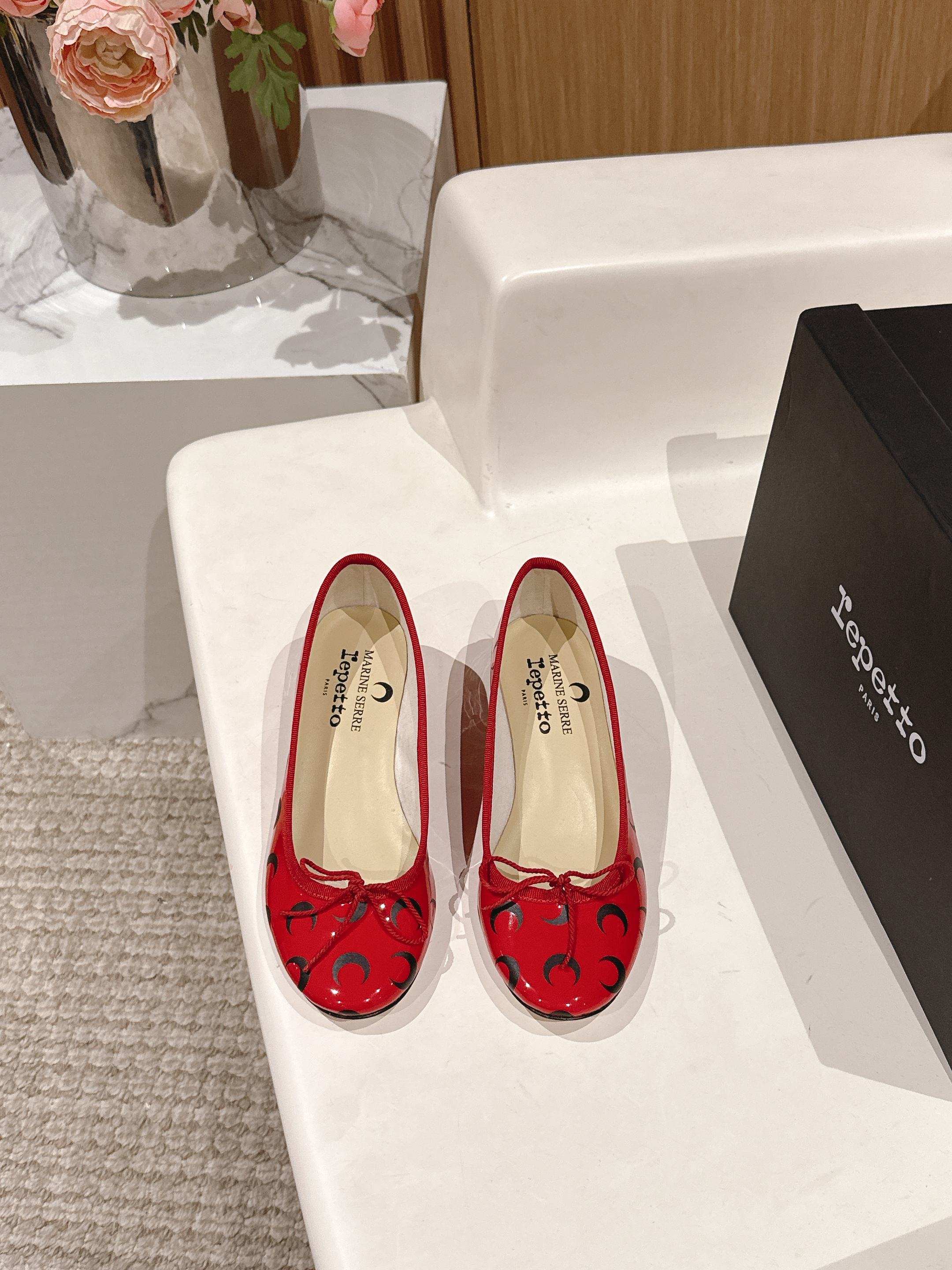 NO:225613,Marine serre x Repetto early spring new co-branded style Crescent printed light-mouth ballet shoes inexplicably stepped on my aesthetics. They look good and easy to wear and look like a ballet princess. The pair of cowhide fabric, sheepskin lining, Italian imported genuine leather soles, size 35-39# (40 customized, no return or exchange) Flat sole Medium heel, ballet shoes, cowhide, sheepskin, Leather soles19860909Marine serre x Repetto早春新款联名款 月牙印花浅口芭蕾舞鞋莫名踩在我的审美上了,一副好看又好穿的样子穿上就是芭蕾公主啦,对版牛皮面料,羊皮内里,意大利进口真皮大底,码数35-39#（40订做不退换） 平底 中跟,芭蕾舞鞋,cowhide,sheepskin,Leather soles,Women's Shoes