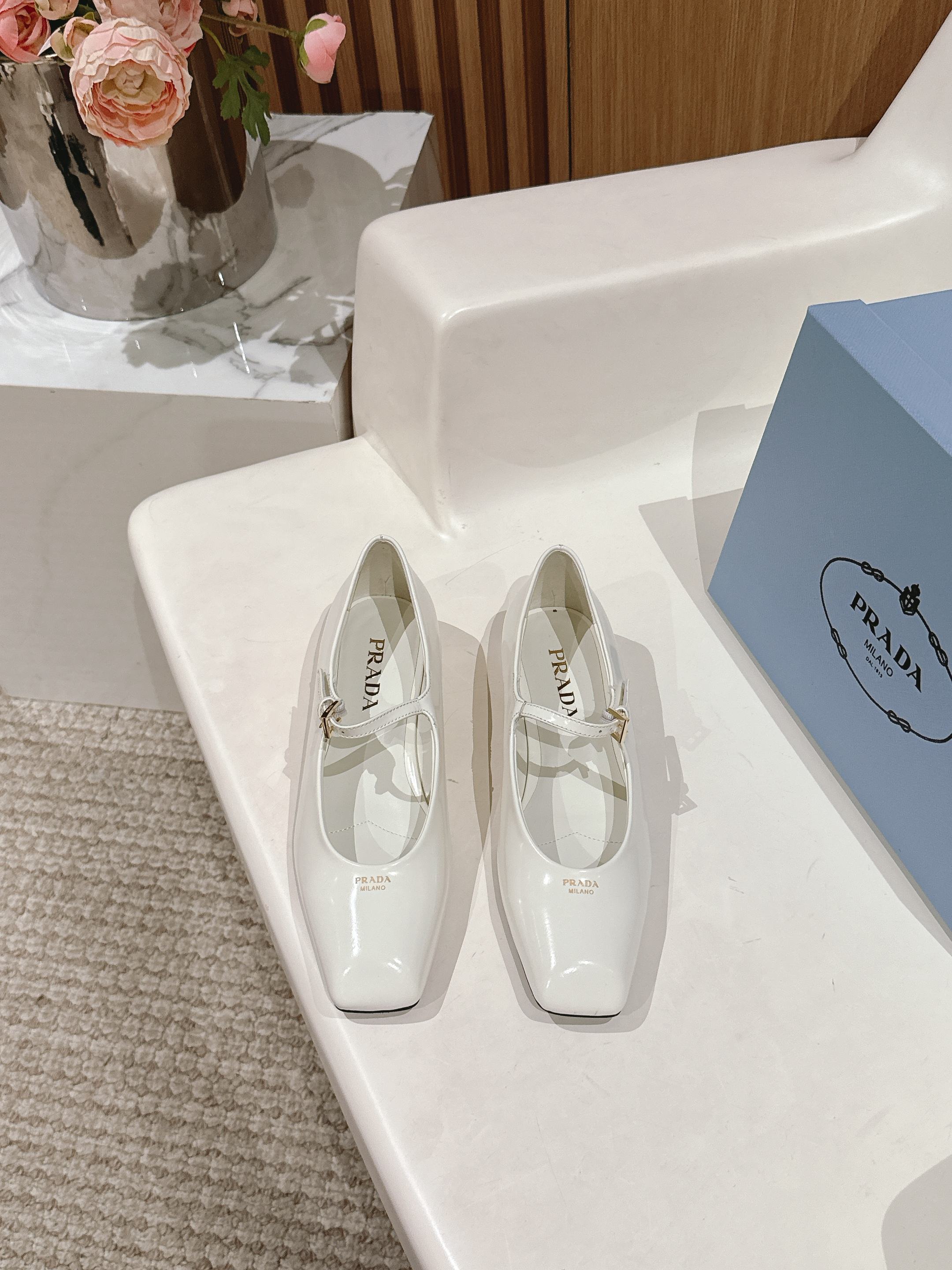 NO:225609,Top Prada/Prada 25ss new product, sow nose half slippers, minimalist style, simple and high-end, letter logo embellishment, relaxed and fashionable atmosphere, original custom fabric, inner foot pads are all mixed-bred sheepskin, imported cowhide, Italian cowhide, size 35-39 (customized by 40/41) (with original aircraft box), semi-trailed shoes, prada, prada, slippers, cowhide, sheepskin19860909顶板 prada/普拉达25ss新品 字母猪鼻子半拖鞋 简约主义风格 简单高级 字母logo点缀 轻松get时髦气息 面料原版定制材质 内里垫脚均为混种羊皮 意大利进口牛皮大底 size 35-39（40/41定制）（配原版飞机盒）,半拖单鞋,prada,prada,slippers,cowhide,sheepskin,Women's Shoes