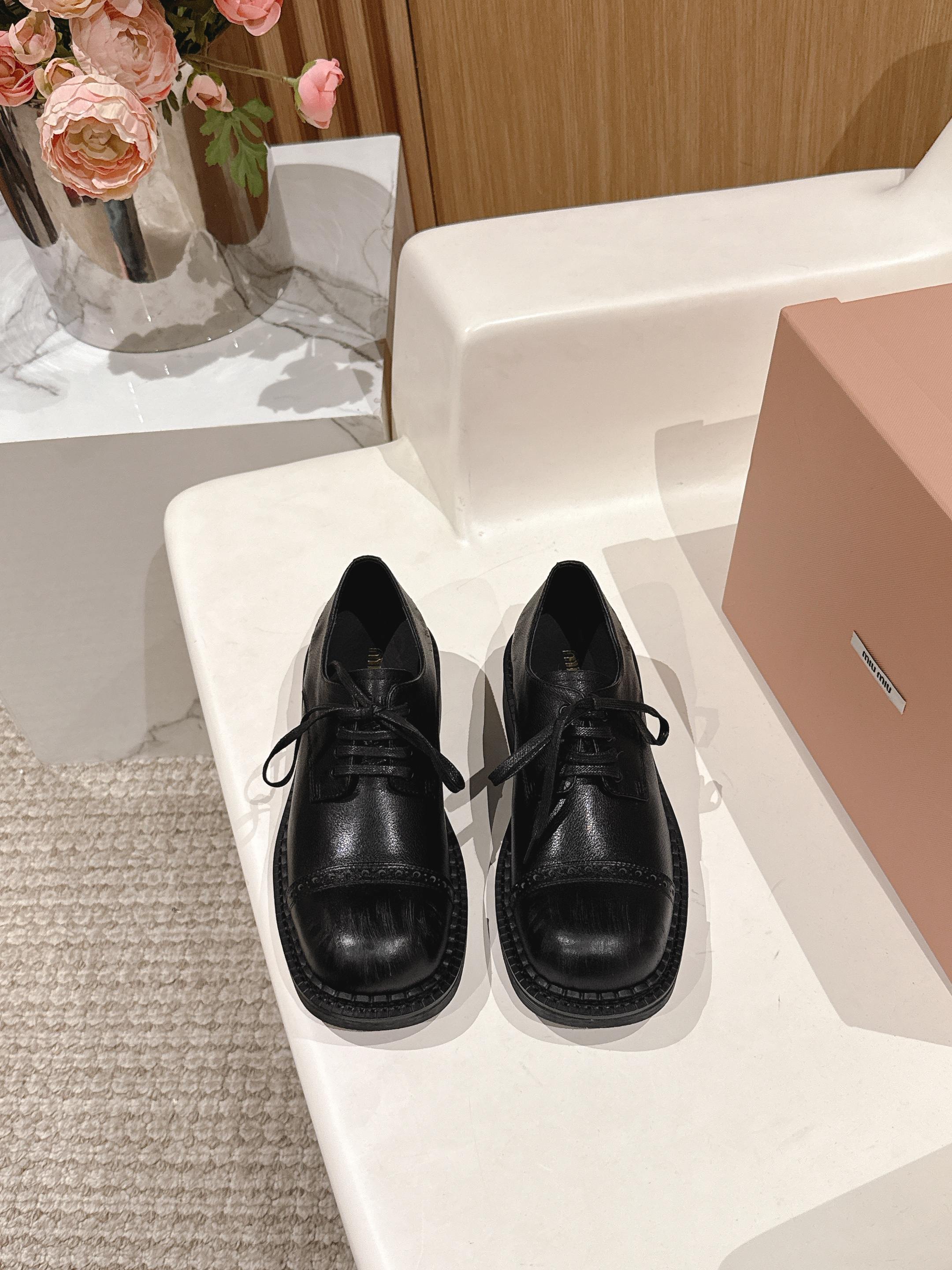 NO:225605,MiuMiu 2025ss new style retro carved tassel British style Brock Loafer shoes small leather shoes Mengke shoes casual single shoes top version original purchase developed and made rubber soles ensure that the shoes are light and flexible and comfortable to wear!  Original imported fabric, imported cowhide, original custom soft sheepskin, sole exclusive open mold-proof TPU material, sole thickness is about 3cm, size 35-40 (40 customized), loafers, miumiu, loafers, cowhide, sheepskin19860909MiuMiu·缪缪 2025ss新款 复古雕花流苏英伦风布洛克乐福鞋小皮鞋孟克鞋休闲单鞋 顶级版本原版购入开发做货 橡胶鞋底确保鞋子轻便灵活,穿着舒适！ 面料原版进口头层牛皮 内里原版定制柔软羊皮 鞋底独家开模防TPU材质 底厚约3cm 码数35-40（40定做）,乐福鞋,miumiu,loafers,cowhide,sheepskin,Women's Shoes