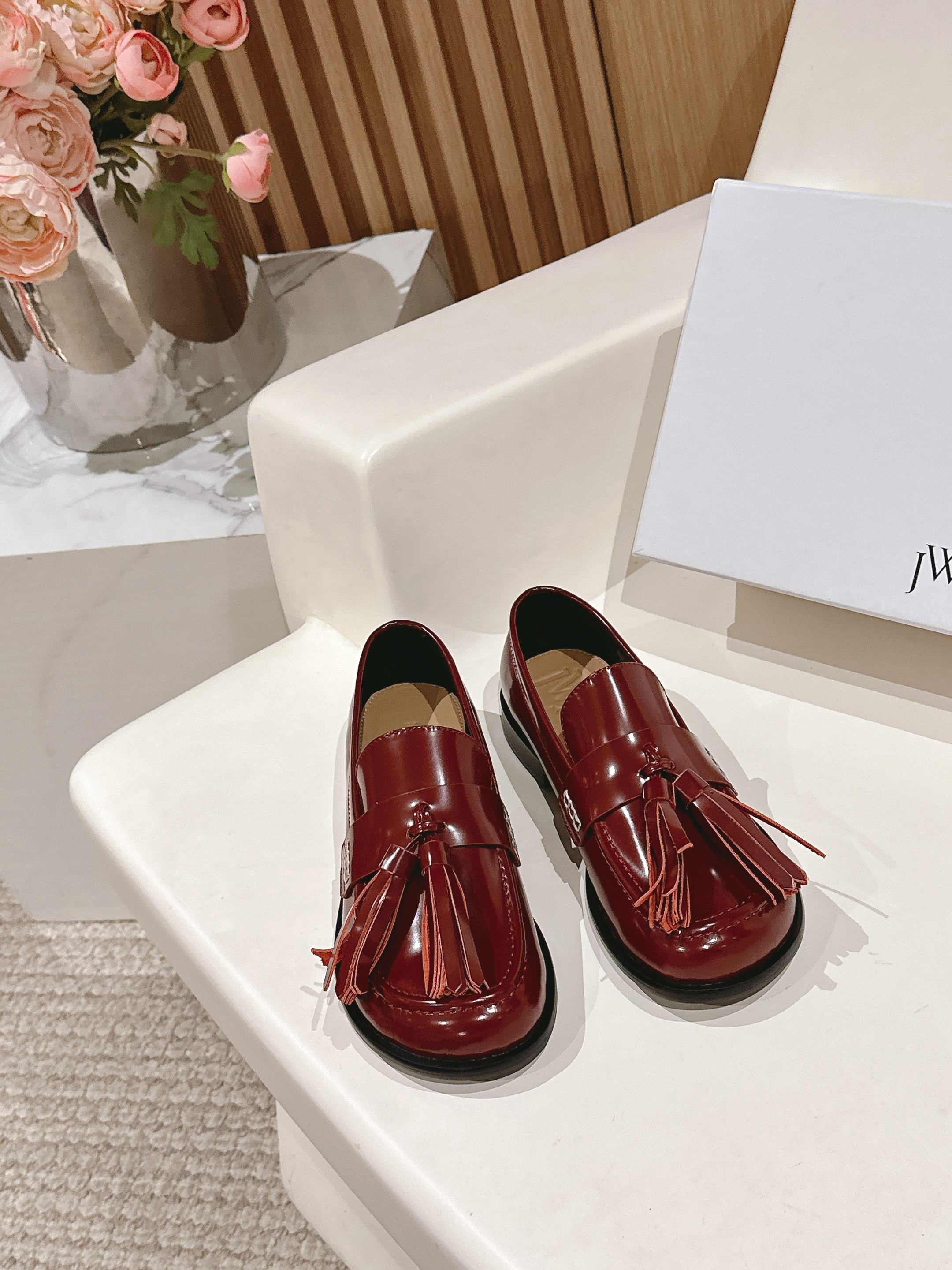 NO:225599,The latest niche trendy brand Jwanderson 25 spring and summer catwalk tassel loafer shoes!  There is no strong feeling of contrasting colors, but it is still eye-catching!  The upper piping method is super strong stitching, smooth lines, natural angle curves, clean and neat!  The round toe paired with tassels is cute!  The cute design can be matched all year round, and it is quite practical. It can also be matched with socks and looks great in winter!  There are many fashion bloggers in Ins, and all the celebrities and fashion bloggers are wearing them. They just stomp them out and put them on their feet, which is simply too convenient!  The upper is made of original imported calf open beads, inner foot pads, water dyed sheepskin, original molded rubber sole, size: 35-40 (40 custom made without return) with original packaging, loafers, loafers, sheepskin, socks19860909小众潮牌Jwanderson25春夏最新走秀款流苏乐福鞋单鞋！没有撞色的强烈感,但依旧吸睛！鞋面滚边做法,超结实针脚,线条流畅转角弧度自然,干净利落！ 圆圆的鞋头搭配流苏可可爱爱的！呆萌的设计,一年四季都可以搭配,实用性还蛮好,也可以搭配袜子冬天穿也很好看！ Ins超多时尚博主穿搭师范, 明星潮人时尚博主都在穿,一脚蹬出门上脚随便一套,简直不要太方便！ 鞋面采用原版进口小牛开边珠 内里垫脚水染羊皮 原版开模橡胶大底 码数:35-40（40定做不退换） 配原版包装,乐福鞋,loafers,sheepskin,socks,Women's Shoes