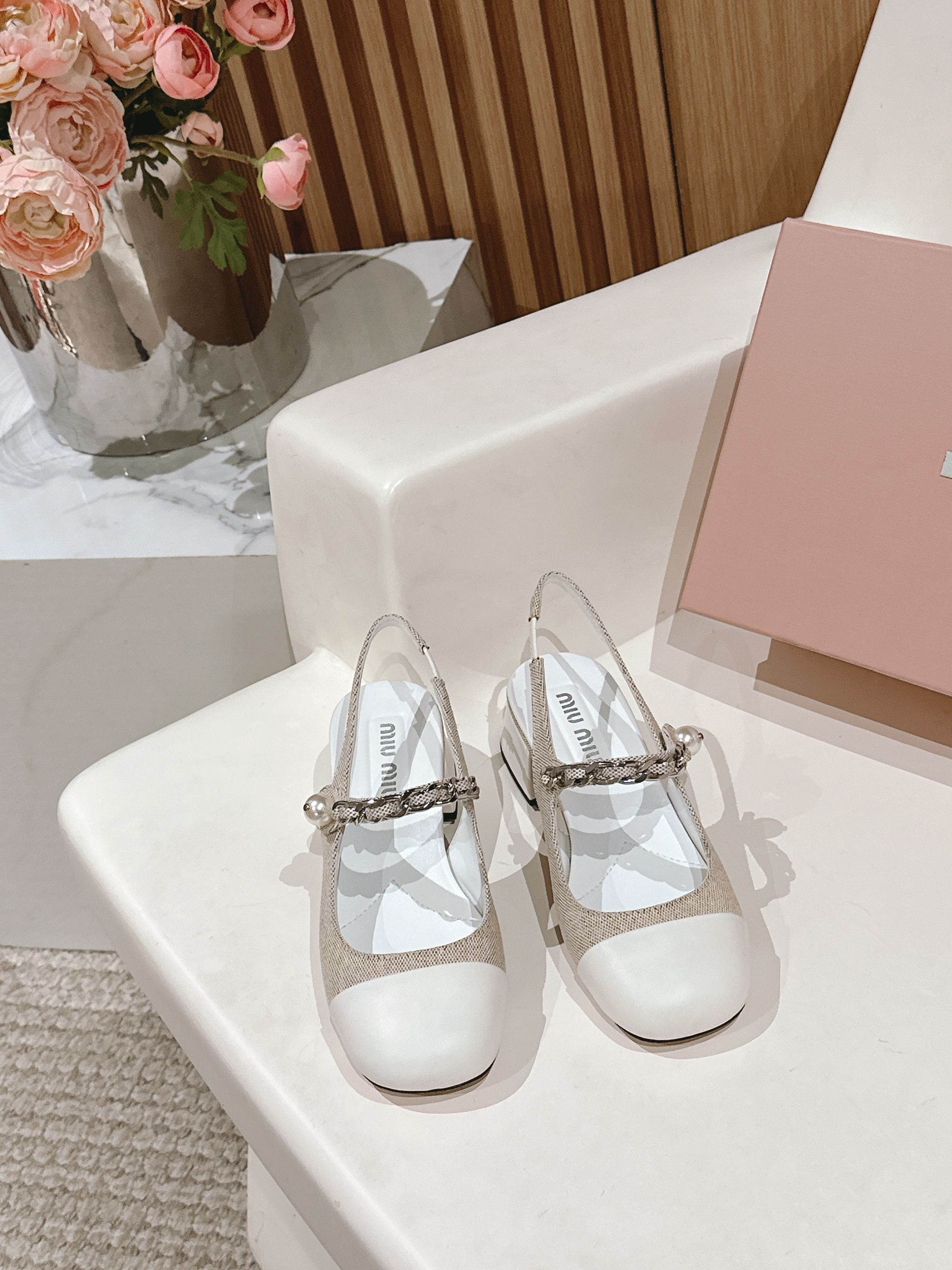 NO:225594,The short-selling shoes of the purchasing agent grade 255 Miu Miu 25ss Spring and Summer Small thick heels Mary Zhen semi-drag sandals are indeed more amazing~ The personalized design is very versatile, and the height is very suitable for me. I don’t wear it and I will definitely not lose money on my hands!  Fabric imported cowhide/original mold opening fabric inner sheepskin Italian leather large sole Size#34-41 (34 40 41 Customized, no return or replacement), Mary Jane, miumiu, sandals, mary jane, cowhide, sheepskin, Leather soles19860909代购级后空单鞋255 Miu Miu 缪缪 25ss春夏 小粗跟 玛丽珍 半拖 凉鞋 上脚果然更惊艳~ 个性设计非常百搭,而且高度也太适合我了,穿着不累脚 绝对入手不亏的一双！ 面料进口牛皮/原版开模布料 内里羊皮 意大利真皮大底 Size#34-41（34 40 41 定制不退不换）,玛丽珍,miumiu,sandals,mary jane,cowhide,sheepskin,Leather soles,Women's Shoes