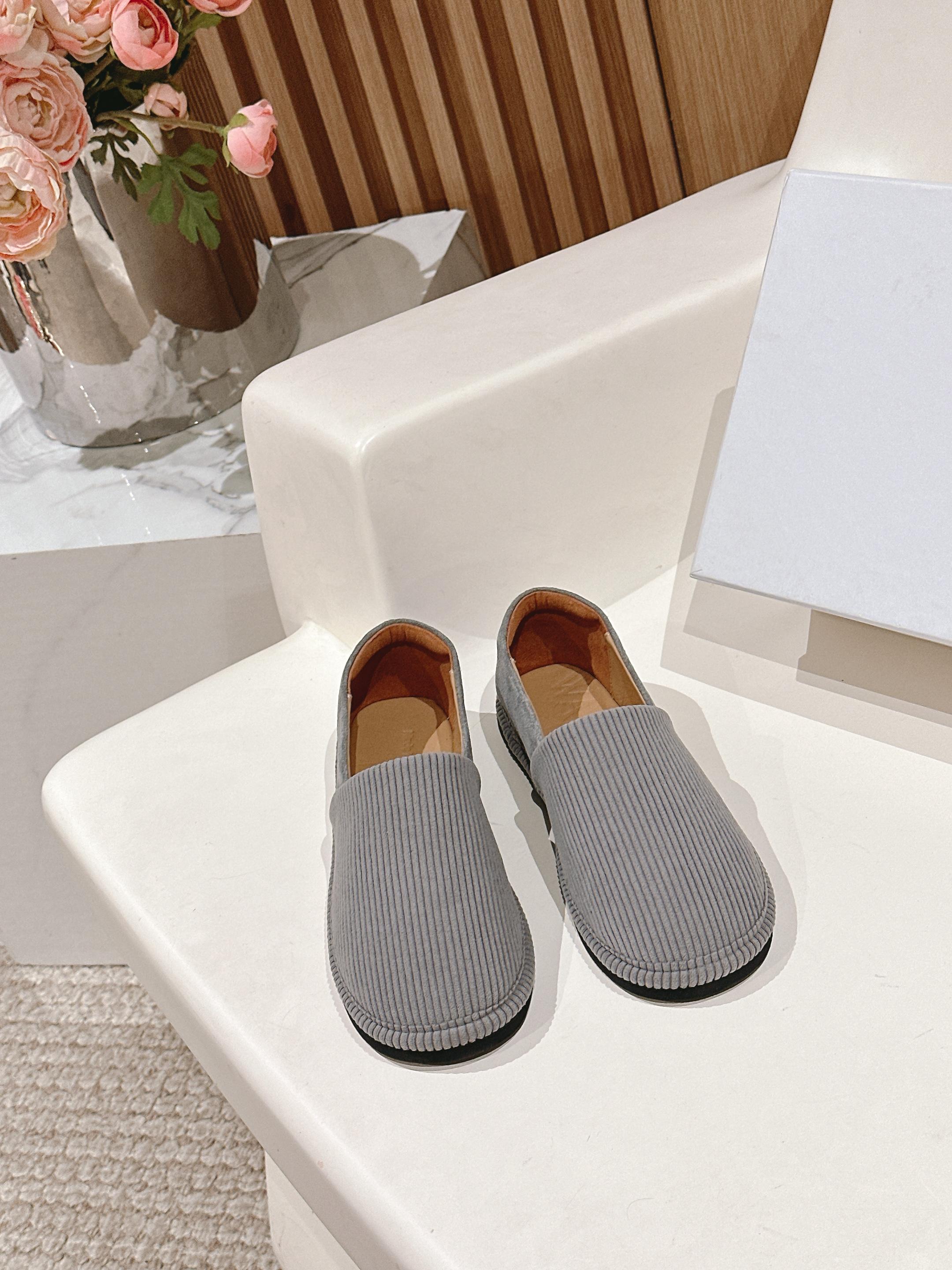 NO:225589,The latest niche trendy brand Jwanderson 25 spring and summer catwalk simple twill loafers single shoes!  There is no strong feeling of contrasting colors, but it is still eye-catching!  The lines are smooth and the angles are natural and neat!  The round toe paired with tassels is cute!  The cute design can be matched all year round, and it is quite practical. It can also be matched with socks and looks great in winter!  There are many fashion bloggers in Ins, and all the celebrities and fashion bloggers are wearing them. They just stomp them out and put them on their feet, which is simply too convenient!  The upper is made of original imported twill fabric/beef reverse velvet, inner foot pad water dyed sheepskin, original molded rubber non-slip sole, Size: 35-40 (40 custom made without return and exchange) With original packaging, loafers, loafers, sheepskin, socks19860909小众潮牌Jwanderson25春夏最新走秀款简易斜纹布乐福鞋单鞋！没有撞色的强烈感,但依旧吸睛！线条流畅转角弧度自然,干净利落！ 圆圆的鞋头搭配流苏可可爱爱的！呆萌的设计,一年四季都可以搭配,实用性还蛮好,也可以搭配袜子冬天穿也很好看！ Ins超多时尚博主穿搭师范, 明星潮人时尚博主都在穿,一脚蹬出门上脚随便一套,简直不要太方便！ 鞋面采用原版进口斜纹布/牛反绒 内里垫脚水染羊皮 原版开模橡胶防滑大底 码数:35-40（40定做不退换） 配原版包装,乐福鞋,loafers,sheepskin,socks,Women's Shoes