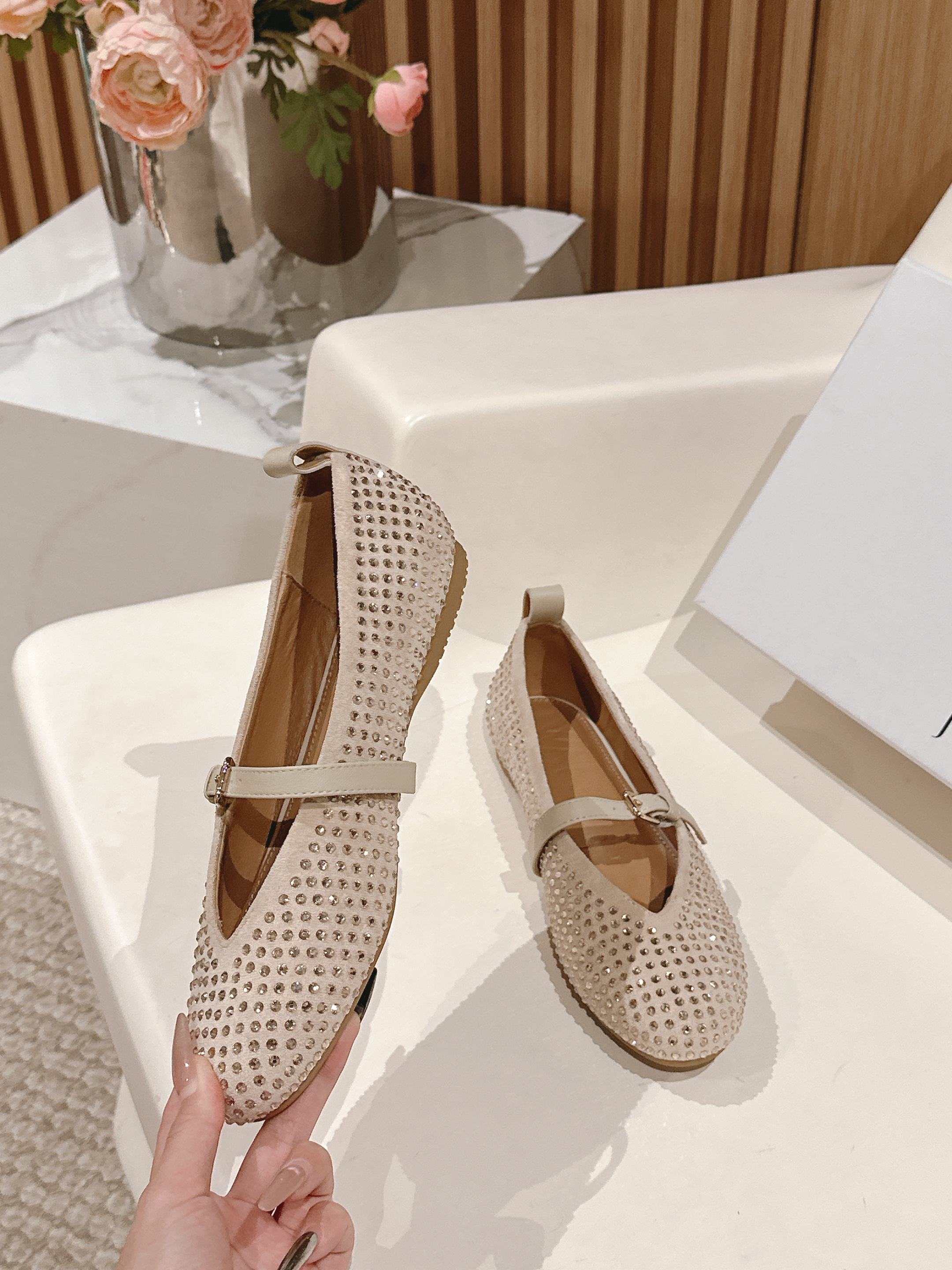 “Janderson Sheepskin Shoes with Rubber Base, Code 35-40, Original Packaging” - 图片 3