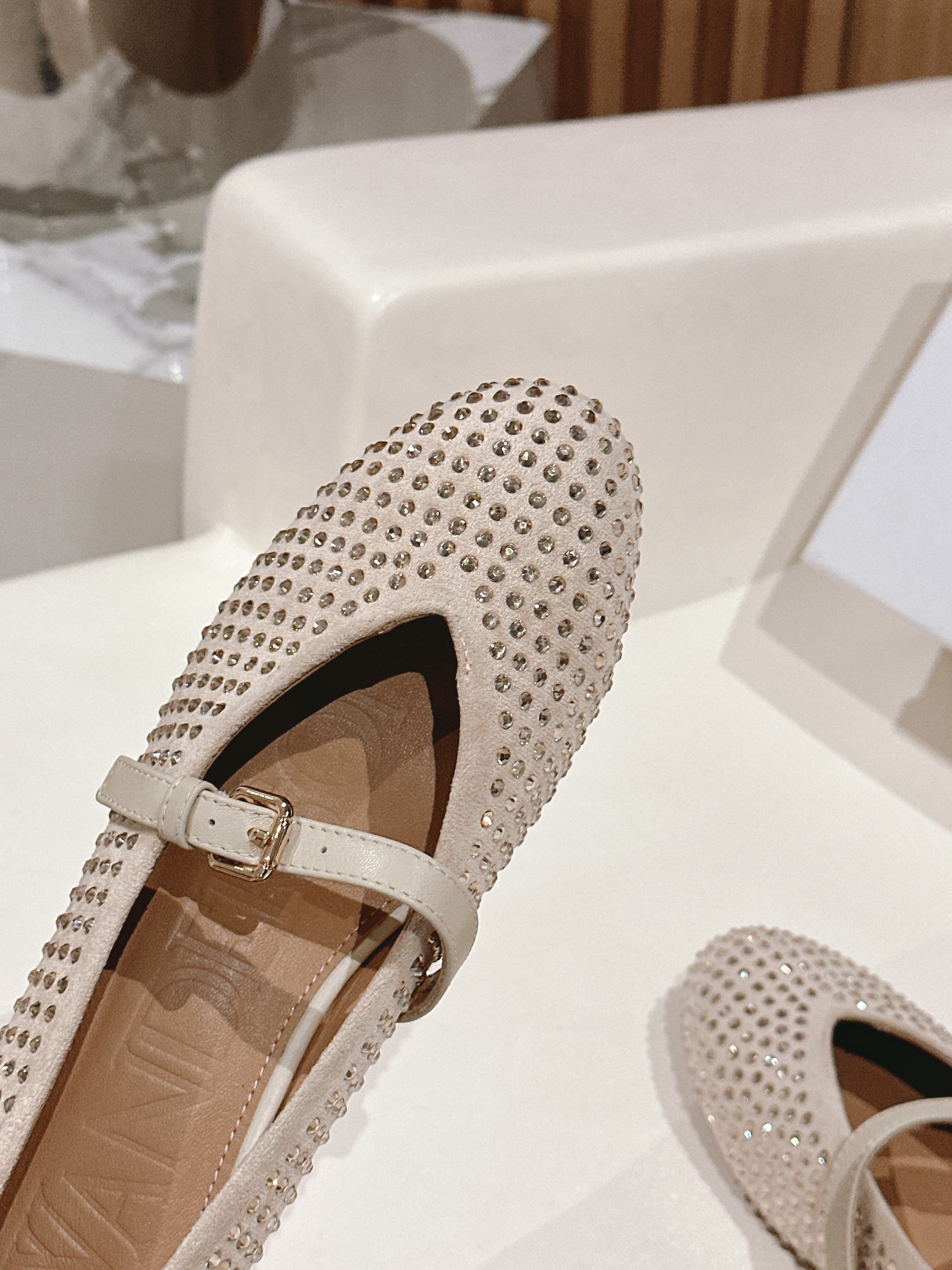 “Janderson Sheepskin Shoes with Rubber Base, Code 35-40, Original Packaging” - 图片 8