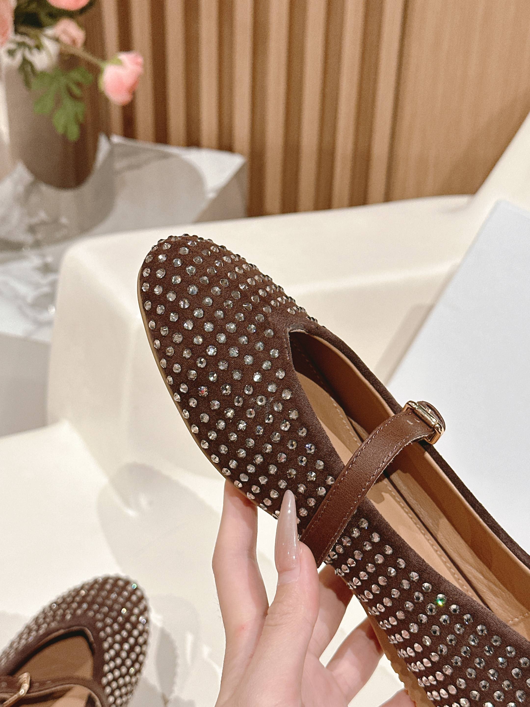 “Janderson Sheepskin Shoes with Rubber Base, Code 35-40, Original Packaging” - 图片 6