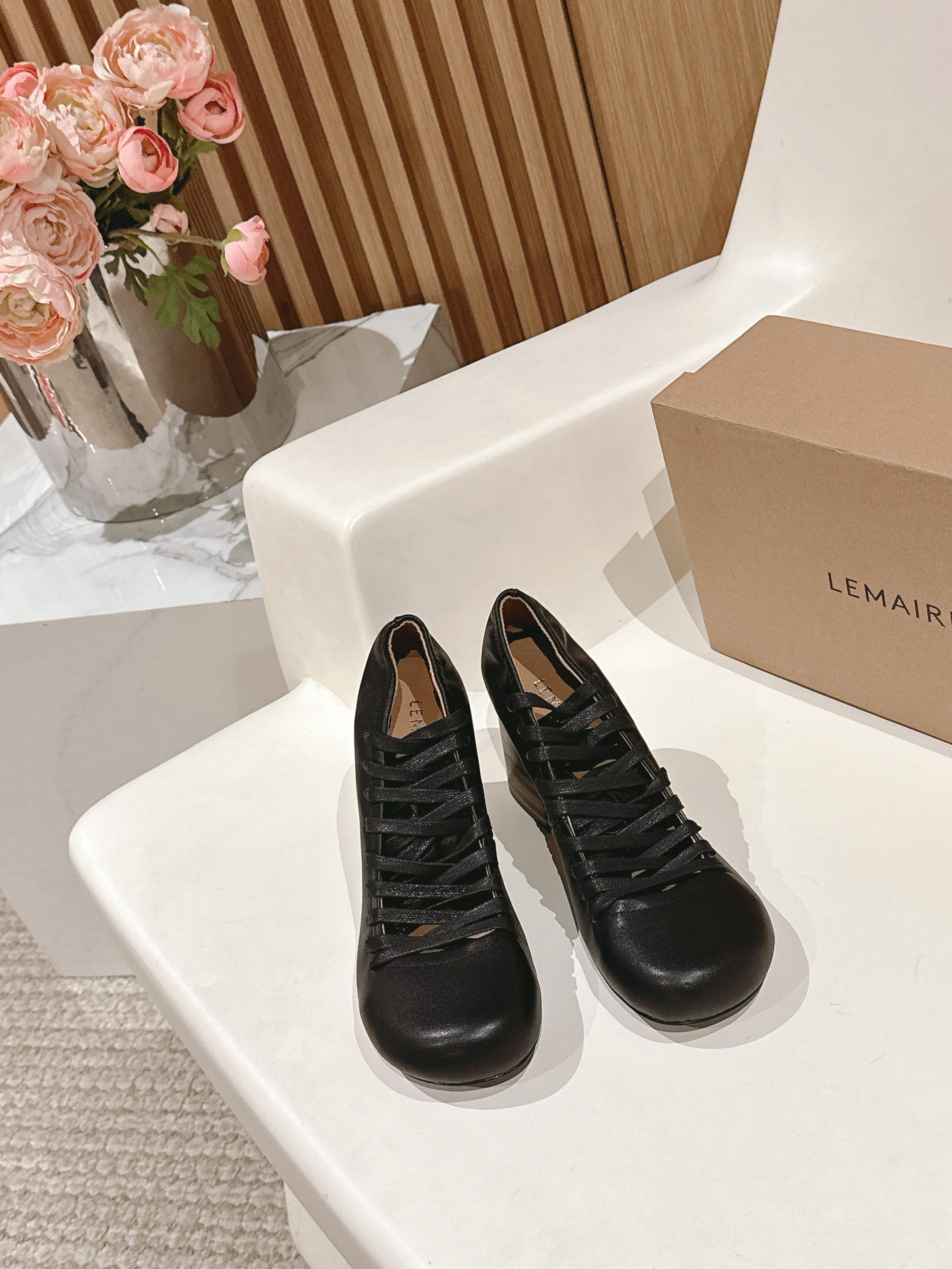 NO:225579,Flat, high heels, Lemaire 25ss strappy shoes, from Paris, France, designer brand, women's shoes, top layer cowhide, genuine leather heel, full grade, flat, strappy shoes, two wear, black strappy design, divides the skin into pieces, with a looming charm. The addition of elastic elements injects more rebellion and strength into the exquisite shoe body, showing a slim but never weak posture. Original leather outsole, high flat sole/9.5cm, size 35-40 (40 customization, no return and exchange configuration, original packaging, loafers, loafers, cowhide, Leather soles19860909平底 高跟 Lemaire 25ss绑带单鞋 来自法国巴黎 设计师品牌 女鞋 头层牛皮 真皮包跟 档次满满 平底 绑带单鞋 两穿 黑色 绑带设计 将肌肤分割成块面,有着若隐若现的魅力. 弹力 元素的加入为精致的鞋体注入更多反叛和力量,展现出纤薄但绝不柔弱的姿态.  原版真皮大底 跟高平底/9.5cm 码数35-40（40定制不退换 配置原版包装,乐福鞋,loafers,cowhide,Leather soles,Women's Shoes