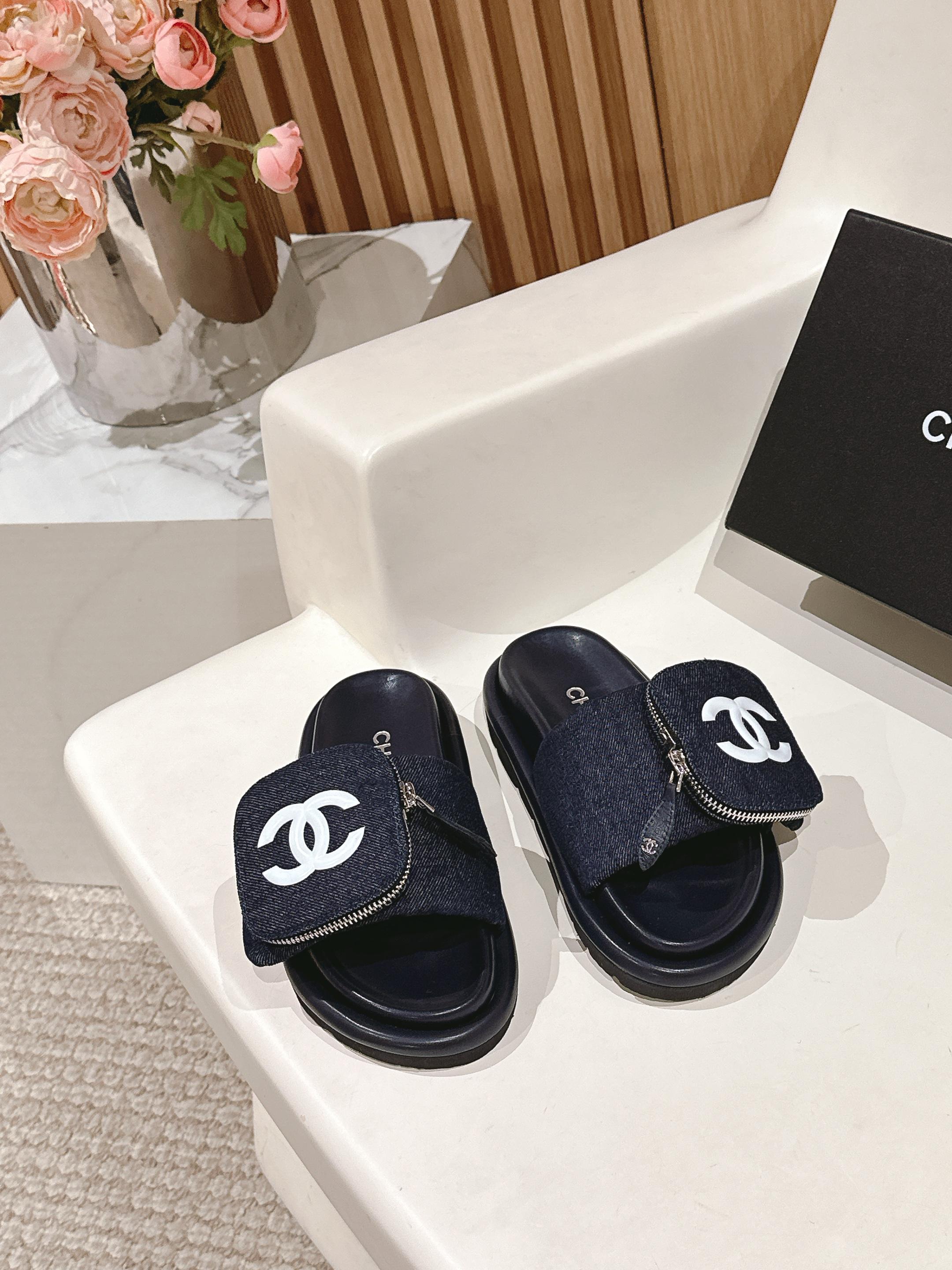 NO:225562,Chanel Xiaoxiang Mier Pocket Bread Slippers Popular Style!  !  The counter is out of stock, and it is recommended to have a pair of people. The fat Mier feels soft and soft, and looks good!  The foot height is 3m and it is easy to wear and slim. It is surprising to wear it on a daily basis. This series is now available for sale. The number is 35-42 (40.41.42 custom-made without return) with original packaging, slippers, chanel, slippers19860909Chanel小香 蜜儿口袋面包拖鞋 人气款！！专柜断货王,推荐人手一双,胖墩墩的蜜儿拖软绵绵脚感,颜值款！上脚增高3m好穿又显瘦,日常随意搭配尽是惊讶,本系列现已登陆发售. 码数35-42(40.41.42定做不退换) 配原包装,拖鞋,chanel,slippers,Women's Shoes