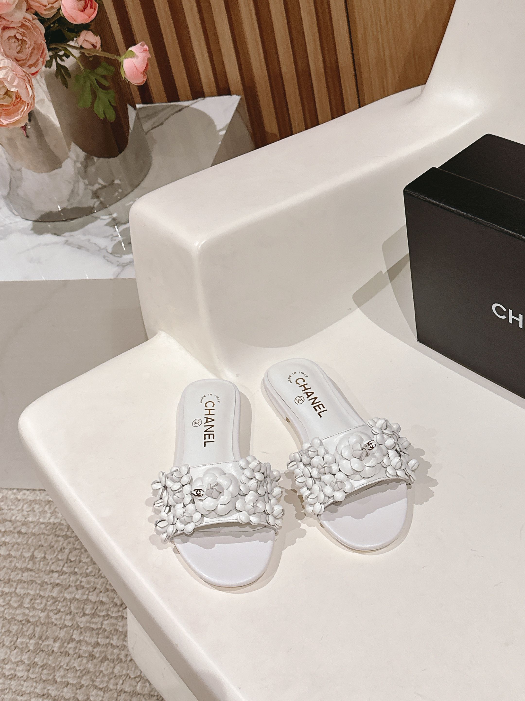 NO:225568,Chanel 25ss Spring and Summer New Camellia Slippers Series This season's Camellia Series is really beautiful. Grandma Xiang's usual elegant and famous temperament is full of high-end feeling!  It’s very nice to wear barefoot or paired with skirts or trousers, it’s very versatile!  Invincible beauty!  Special fairy, the upper is imported small lambskin, the inner footbed mixed breed sheepskin Italian A-grade leather outsole Size#35-39 (customized on 40/41), slippers, chanel, slippers, skirts, sheepskin, Leather soles19860909Chanel 25ss春夏新品山茶花拖鞋系列 这一季山茶花系列真的超美 香奶奶家一贯的优雅名媛气质 高级感十足！上脚非常nice～ 不管光脚穿或搭配裙装、裤装、 都非常百搭！无敌美！特别仙 鞋面采用进口小羊皮 内里垫脚混种羊皮 意大利A级真皮大底 Size#35-39（40/41定制）,拖鞋,chanel,slippers,skirts,sheepskin,Leather soles,Women's Shoes