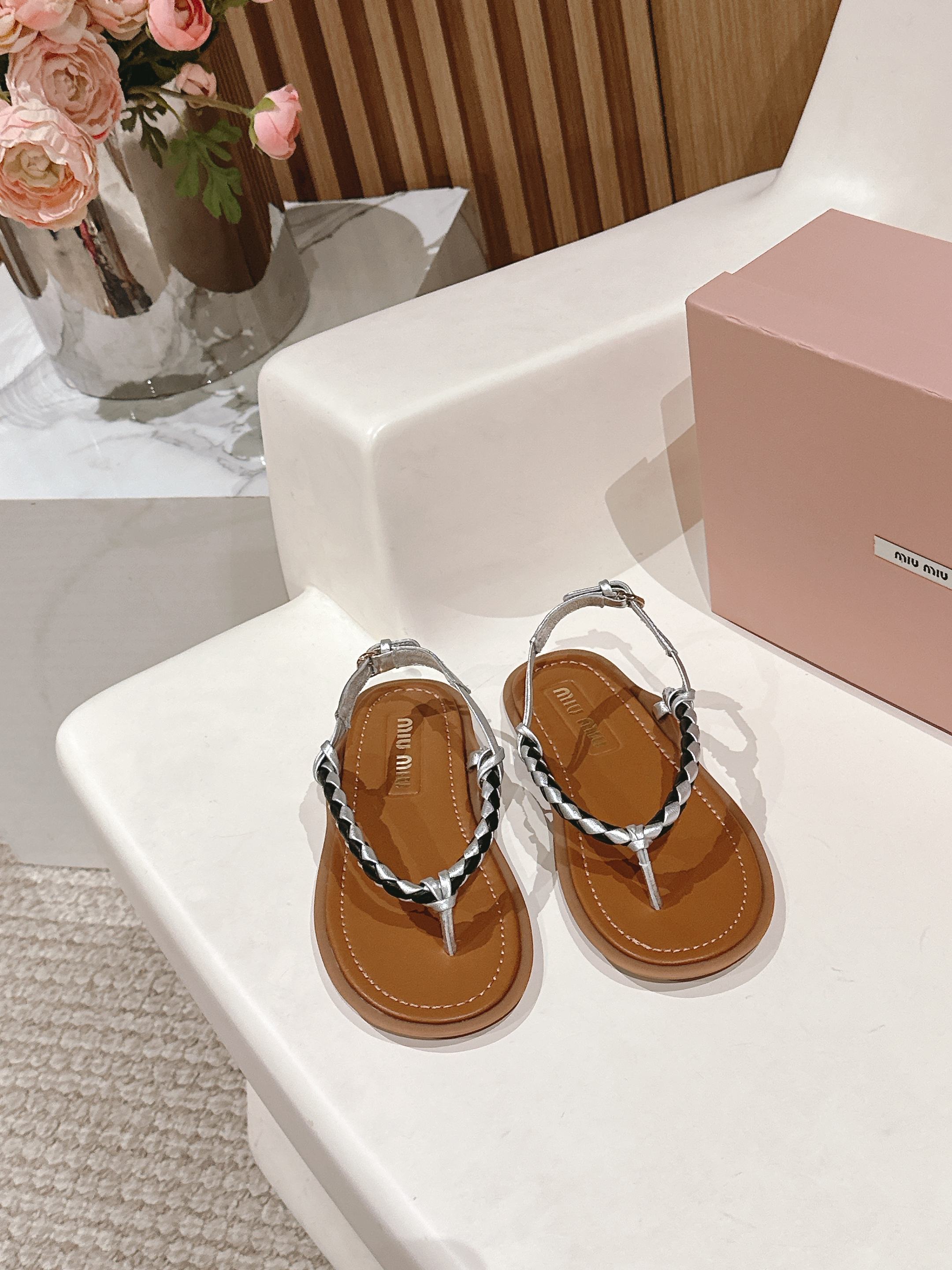 NO:225601,Purchase grade Miu Miu 25ss foot sandals Flip-flops are launched on the market all over the world. The catwalk is exposed. The very staying Maillard color flat shoes, electric embroidery design, unique style, very textured. Material original custom cowhide leather inner sheepskin sole original open mold sole Size#35-40 (40 custom made without return and exchange), split-toe shoes, miumiu, sandals, flats, cowhide, sheepskin19860909代购级 Miu Miu 25ss 夹脚凉鞋 人字拖全球各大代购官网火爆上市. 走秀场曝光 非常留行的美拉德配色平底鞋,电绣工艺设计、独特风格,非常有质感 材质原版定制牛皮 内里羊皮 鞋底原版开模大底 Size#35-40（40定做不退换）,分趾鞋,miumiu,sandals,flats,cowhide,sheepskin,Women's Shoes