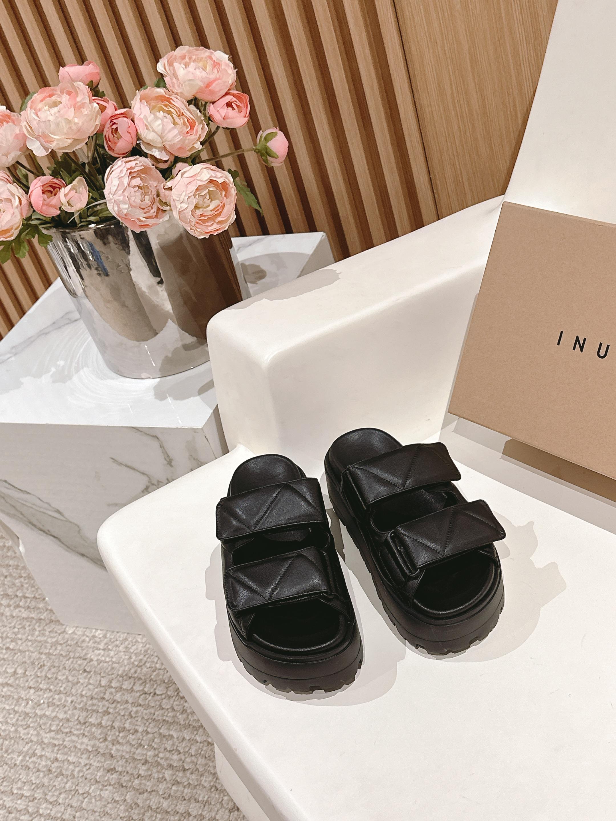 NO:225586,INUIKII Spring and Summer New Lazy Slides Use imported sheepskin upper, which is soft and skin-friendly, and wraps your feet as light as cotton, bringing the ultimate wearing experience, thick sole design, light and fashionable, and the feet feel invincible. The upper is made of imported soft sheepskin, which is soft and skin-friendly, and wraps your feet as light as cotton, bringing the ultimate wearing experience. The inner and inner high-quality sheepskin is used, breathable and sweat-absorbing, keeping your feet dry and comfortable, and you can enjoy the feeling of walking even if you walk for a long time. The foamed material of the sole is combined with wear-resistant velvet light sole, which is light and flexible, effectively reducing the burden of walking. The height of the 4.5cm sole is just right, lengthening the leg lines, making it more elegant and elegant. Size 35-39 (40 customized, no return or exchange)  Three classic colors: black, apricot and brown, meet the needs of different occasions, and easily control various styles, slippers, slippers, sheepskin19860909INUIKII春夏季新款 懒人拖 采用进口绵羊皮鞋面,柔软亲肤,如同棉花般轻盈包裹双脚,带来极致的穿着体验,厚底设计,轻便时尚,脚感无敌舒适 鞋面采用进口软羊皮打造鞋面,柔软亲肤,如同棉花般轻盈包裹双脚,带来极致的穿着体验 内里内里选用优质绵羊皮,透气吸汗,保持双脚干爽舒适,即使长时间行走也能享受如履平地的感觉 大底发泡材质结合耐磨绒轻便鞋底,轻盈柔韧,有效减轻行走负担,4.5cm的鞋底高度恰到好处,拉长腿部线条,更显优雅气质 尺码35-39（40订做不退换） 颜色黑色、杏色、咖啡色三种经典色系,满足不同场合的穿搭需求,轻松驾驭各种风格,拖鞋,slippers,sheepskin,Women's Shoes