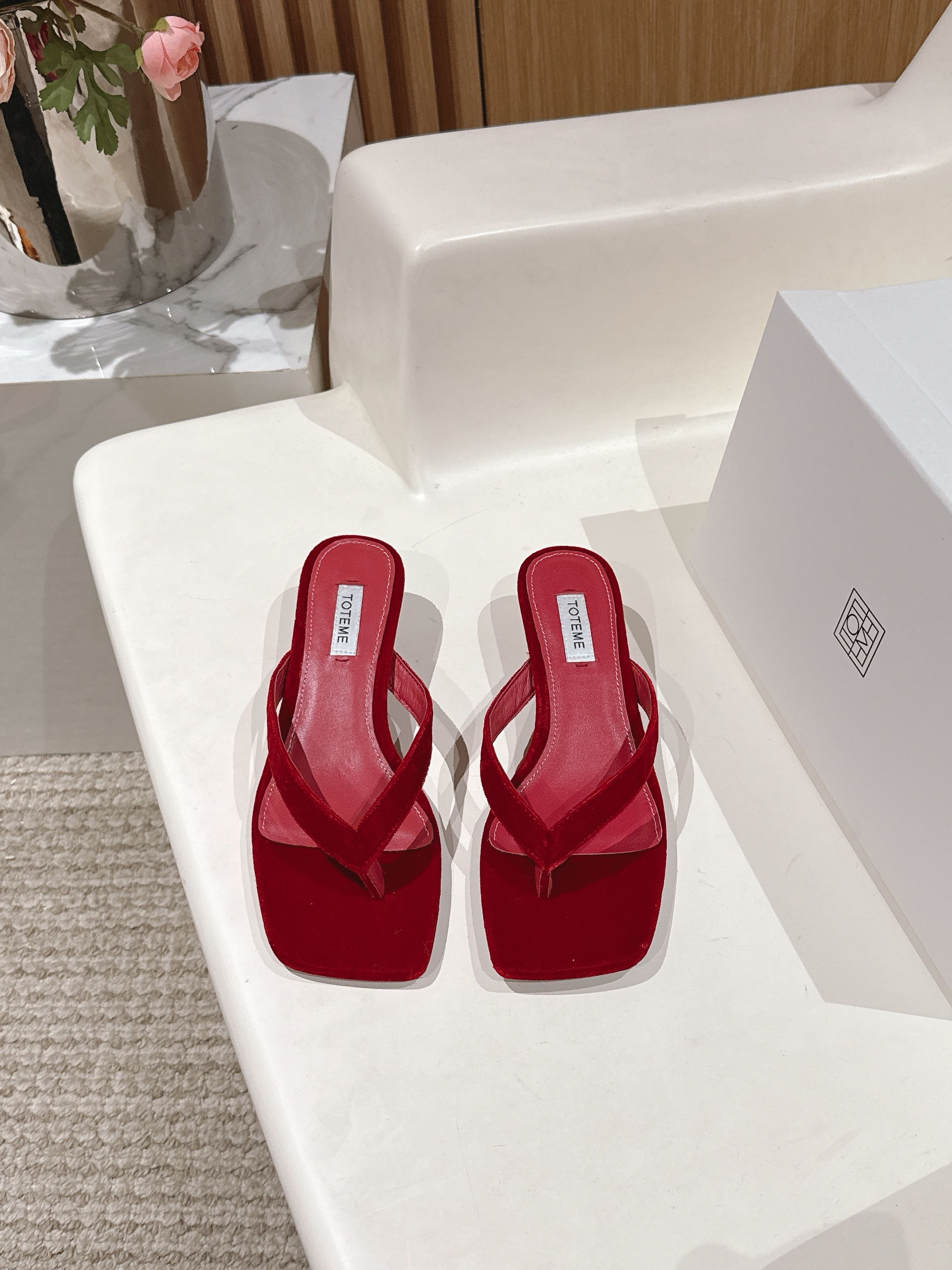 NO:416742,The Row25ss new product, niche fashion brand, foot-clip flip flops, the most worth buying in summer, slippers with high-end aura, comfortable and easy to wear, paired with skirts and trousers, is essential for daily vacation, you can bring your own aura when you match it casually. The upper is original custom lambskin, the inner part is imported lambskin, the original double-layer combination sole Size35-39 (40 41 42 customized), split-toe shoes, slippers, skirts, sheepskin19860909小众潮牌The Row25ss新品 夹脚人字拖鞋 夏天最值得入手的简约单品 自带高级气场的拖鞋 舒适又好穿 搭配裙装裤装率性洒脱 日常度假都是必不可少, 随便搭配一下都可以自带气场出现. 鞋面原版定制小羊皮 内里采用进口羊皮  原版双层组合底 Size35-39（40 41 42定制）,分趾鞋,slippers,skirts,sheepskin,Women's Shoes