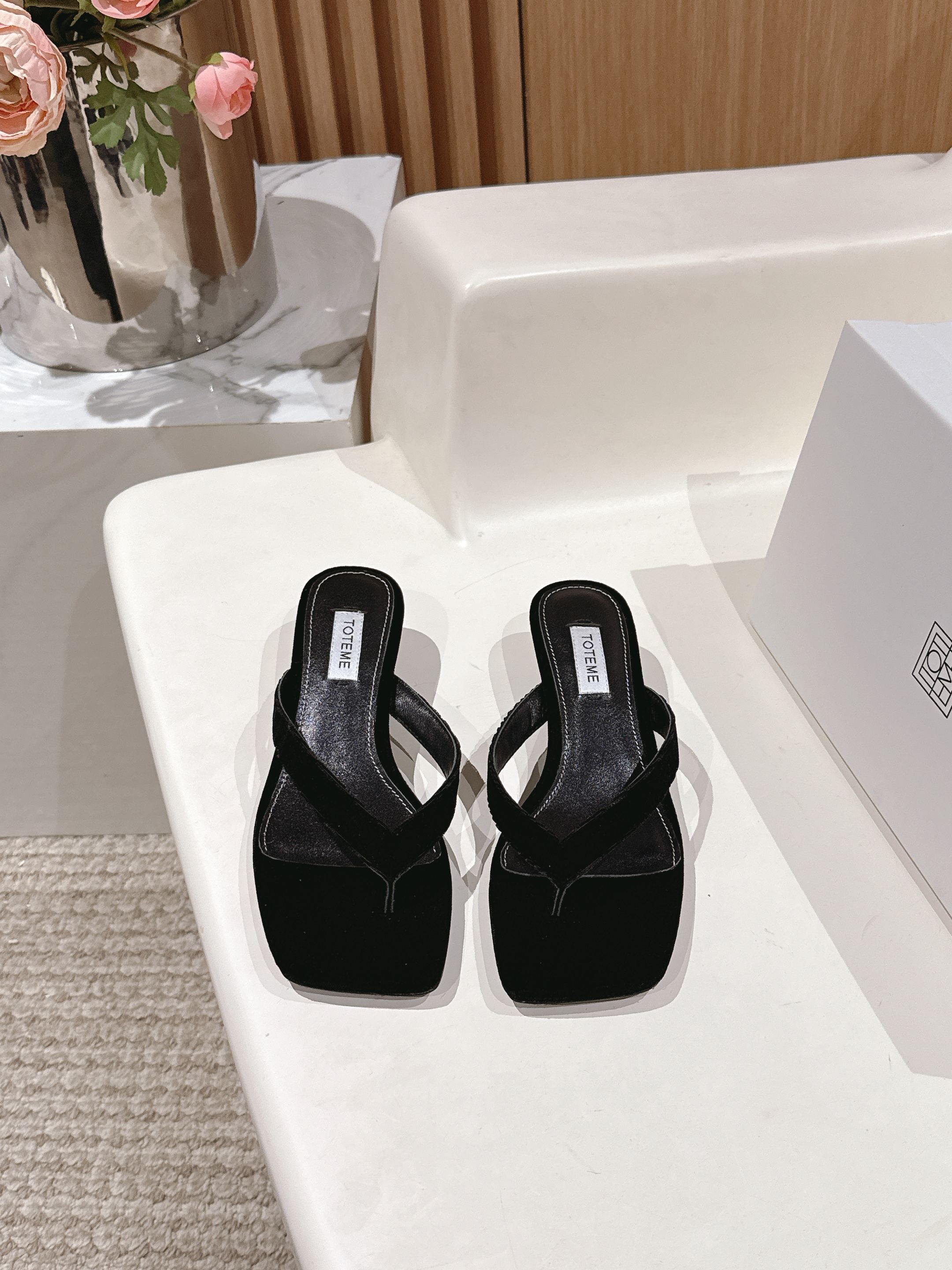 NO:416749,The Row25ss new product, niche fashion brand, foot-clip flip flops, the most worth buying in summer, slippers with high-end aura, comfortable and easy to wear, paired with skirts and trousers, is essential for daily vacation, you can bring your own aura when you match it casually. The upper is original custom lambskin, the inner part is imported lambskin, the original double-layer combination leather sole, Size35-39 (40 41 42 customized), split-toe shoes, slippers, skirts, sheepskin19860909小众潮牌The Row25ss新品 夹脚人字拖鞋 夏天最值得入手的简约单品 自带高级气场的拖鞋 舒适又好穿 搭配裙装裤装率性洒脱 日常度假都是必不可少, 随便搭配一下都可以自带气场出现. 鞋面原版定制小羊皮 内里采用进口羊皮  原版双层组合真皮底 Size35-39（40 41 42定制）,分趾鞋,slippers,skirts,sheepskin,Women's Shoes