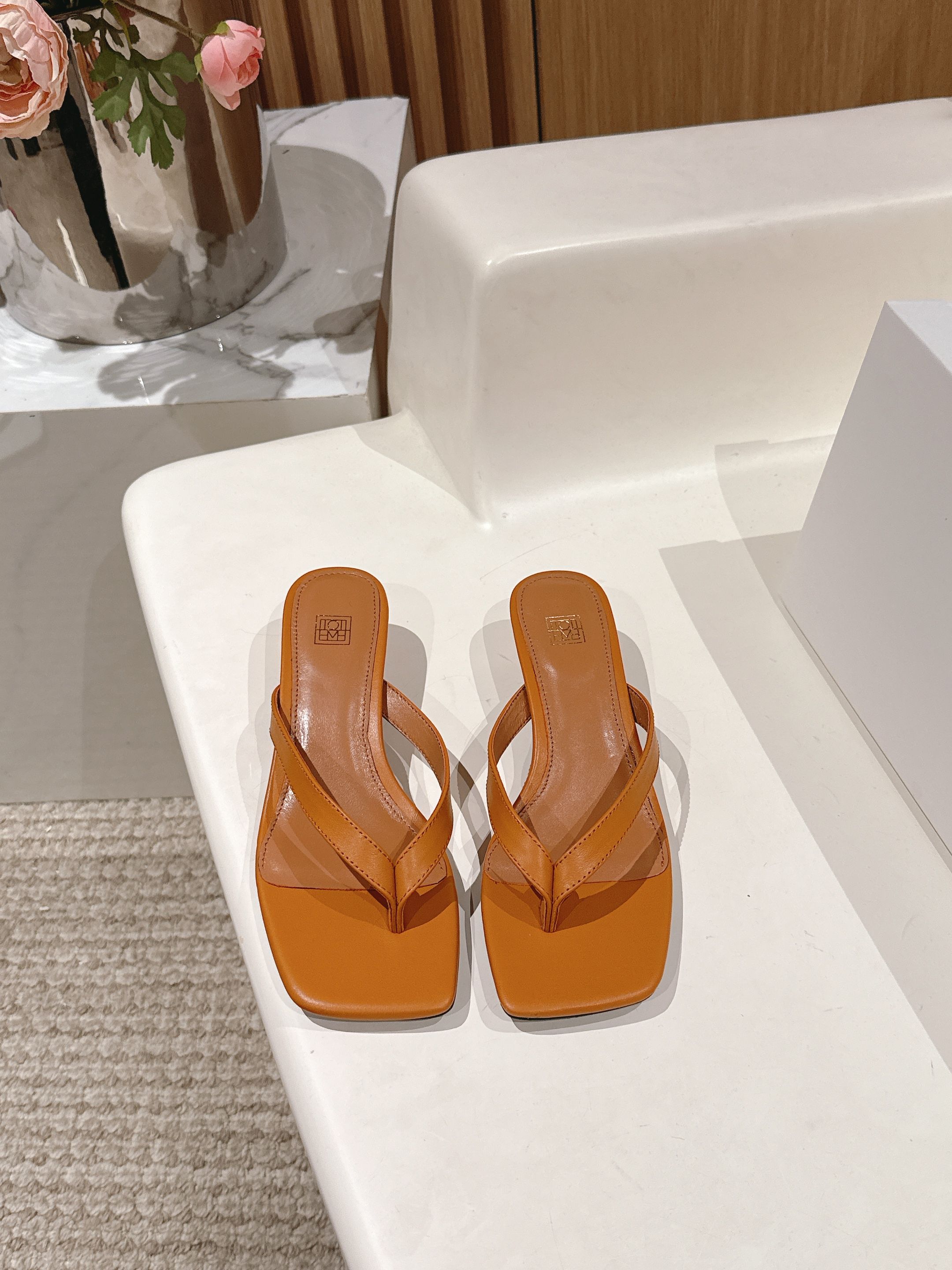 NO:416756,The Row25ss new product, niche fashion brand, foot-clip flip flops, the most worth buying in summer, slippers with high-end aura, comfortable and easy to wear, paired with skirts and pants, is essential for daily vacation, you can bring your own aura when you match it casually. The upper is original custom lambskin, the inner part is imported sheepskin, the original double-layer leather-combined sole Size35-39 (40 41 42 customized), split-toe shoes, slippers, skirts, sheepskin19860909小众潮牌The Row25ss新品 夹脚人字拖鞋 夏天最值得入手的简约单品 自带高级气场的拖鞋 舒适又好穿 搭配裙装裤装率性洒脱 日常度假都是必不可少, 随便搭配一下都可以自带气场出现. 鞋面原版定制小羊皮 内里采用进口羊皮  原版双层组真皮合底 Size35-39（40 41 42定制）,分趾鞋,slippers,skirts,sheepskin,Women's Shoes