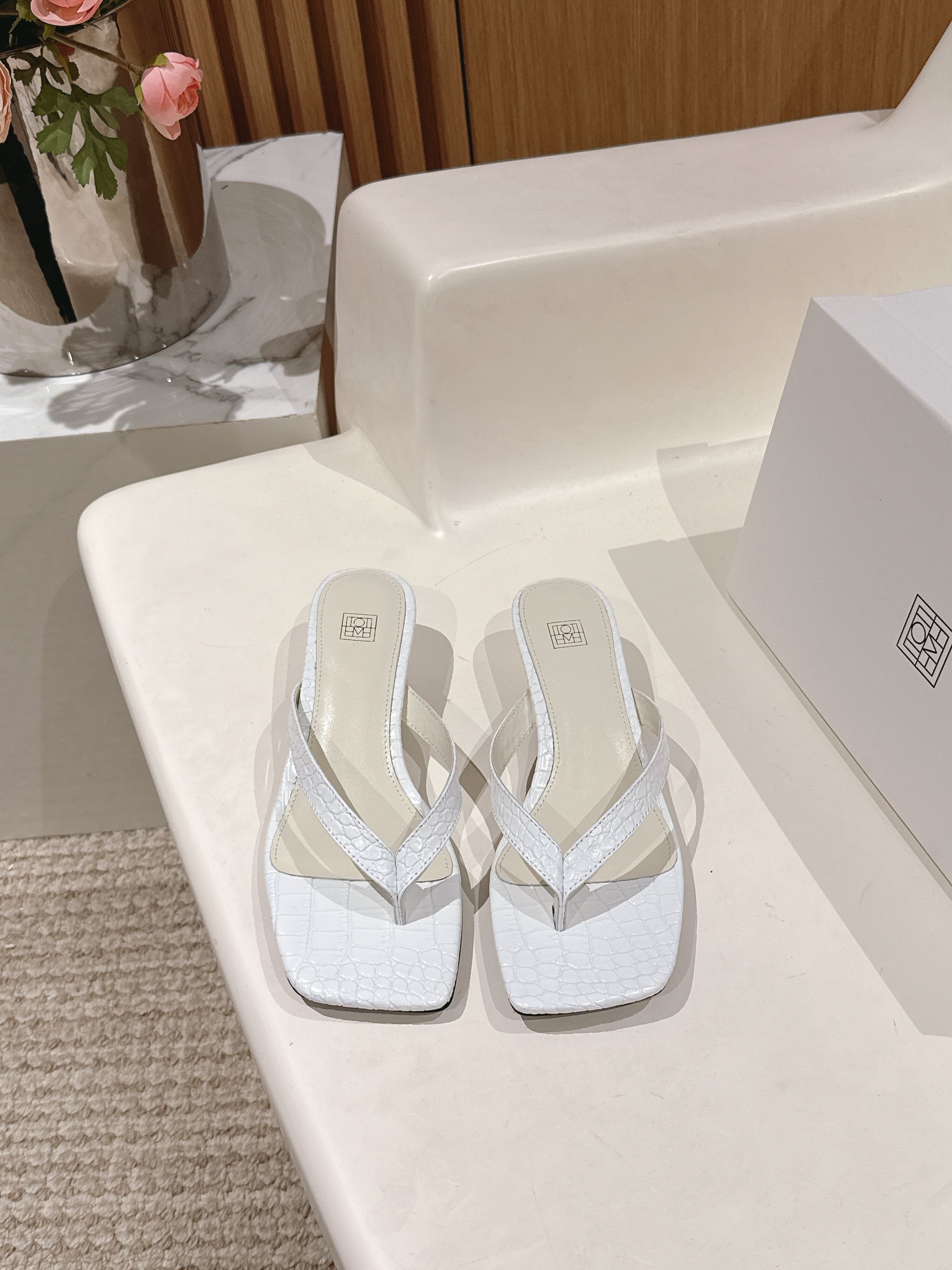 NO:416763,The Row25ss new product, niche fashion brand, foot-clip flip flops, the most worth buying in summer, slippers with high-end aura, comfortable and easy to wear, paired with skirts and trousers, is essential for daily vacation, you can bring your own aura when you match it casually. The upper is original custom lambskin, the inner part is imported lambskin, the original double-layer combination leather sole, Size35-39 (40 41 42 customized), split-toe shoes, slippers, skirts, sheepskin19860909小众潮牌The Row25ss新品 夹脚人字拖鞋 夏天最值得入手的简约单品 自带高级气场的拖鞋 舒适又好穿 搭配裙装裤装率性洒脱 日常度假都是必不可少, 随便搭配一下都可以自带气场出现. 鞋面原版定制小羊皮 内里采用进口羊皮  原版双层组合真皮底 Size35-39（40 41 42定制）,分趾鞋,slippers,skirts,sheepskin,Women's Shoes