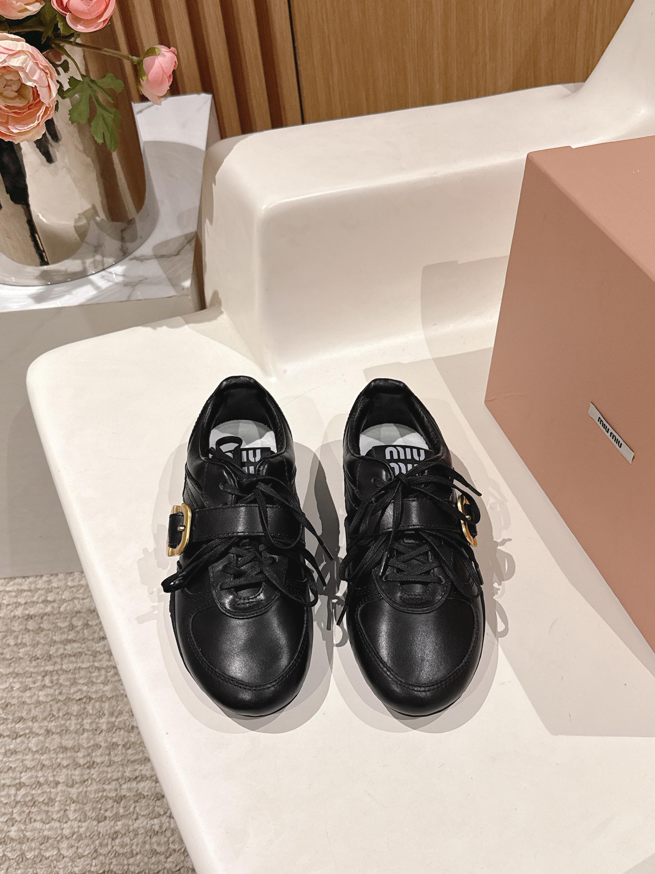 NO:416728,The top version of miumiu Miu Miu sneakers. Before the early spring release, it was also in the Paris Fashion Week in October, and the sharp-eyed fans saw the sequel to Miu Miu! The classic daddy shoe style New Balance 530 As the protagonist, MiuMiu changed the familiar white buckle shoe color scheme of 530, with dark brown and gray, with a little imitation 1 old fabric covering the outline of New Balance 530. The deliberately worn and uneven leather tones give the buckle shoe a different personality! Customized imported sheepskin fabric, imported sheepskin inner lining, original molded TR outsole, size 35-39 (40 customization, no return or exchange), casual shoes/sports shoes, miumiu, sneakers, sheepskin19860909顶级版  miumiu 缪缪 Miu Miu 运动鞋 早春发售前先近赏同样是在十月的巴黎时装周,又被眼尖的粉丝们看见了 Miu Miu 的续作！经典的老爹鞋款式 New Balance 530 作为主角,MiuMiu一改530熟悉的白波鞋配色,以深褐色、灰色,带点仿1旧的布料包覆着 New Balance 530 的轮廓,刻意磨损、不均勻的皮革色调,让波鞋多了不同的个性！ 面料定制进口羊皮 内里进口羊皮内里 鞋底原版开模TR大底 码数35-39（40定制不退换）,休闲鞋/运动鞋,miumiu,sneakers,sheepskin,Women's Shoes