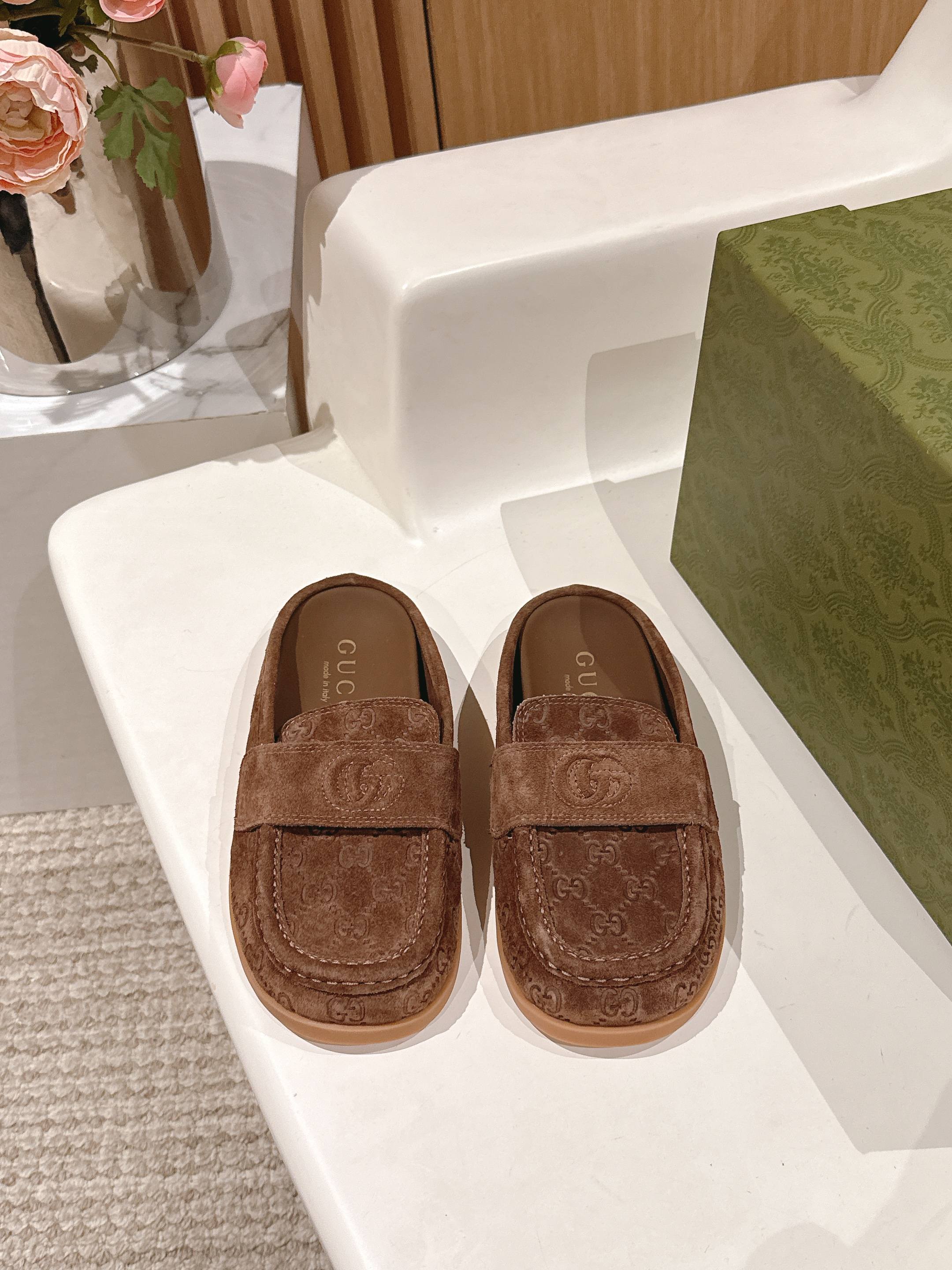 NO:416720,Top version GUCCI 2025 new thick-soled interlocking embroidered large G horizontal belt mules shoes Birken semi-travel official website synchronized original one-to-one replica The highest version The new series focuses on basic corridor shape and classic details This slipper is made of G G suede material with unique recognition. Classic interlocking large G elements and mini GG add brand identity connotation Fabric Imported G G embossed serpent leather Inner Water-dyed silk sheepskin original mold GG letter rubber sole + 2 cm water table size 35-41 (40 41 4 customized), semi-travel, gucci, sheepskin19860909顶级版 GUCCI 2025新品厚底互扣式刺绣大G横带穆勒鞋 勃肯半拖官网同步 原版一比一复刻 最高版本 全新系列聚焦基础廊形与经典细节 这款便鞋选用品牌独具辨识度的G G绒面材质匠心制作 经典互扣式大G元素与迷你GG更添品牌标识内涵 面料 进口G G压花绒面鹿皮 内里 水染丝绸羊皮里原版模具GG字母橡胶底+ 2厘米水台码数35-41（40 41 4定做）,半拖,gucci,sheepskin,Women's Shoes