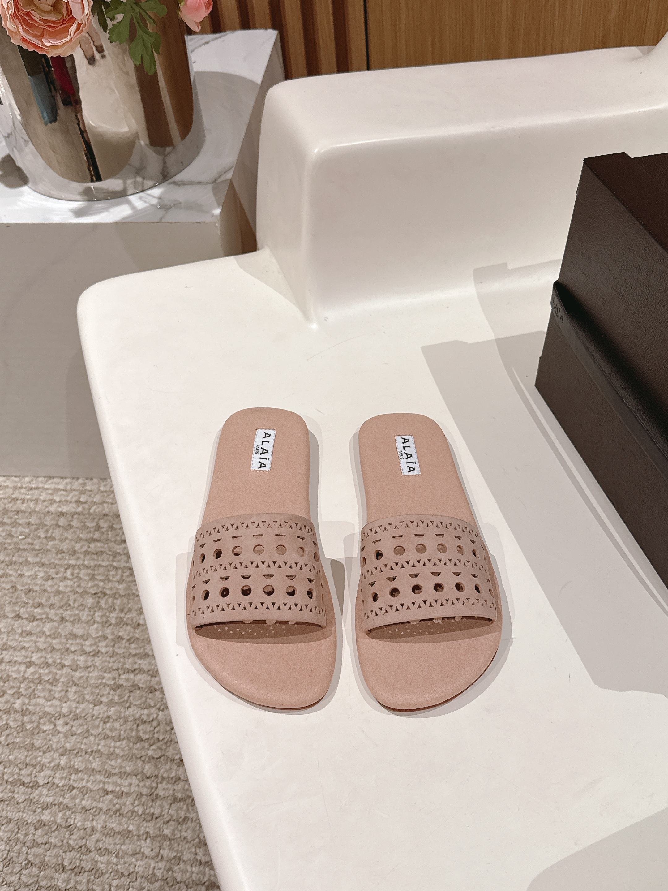 NO:416776,/ Alaiya's new spring and summer punching carved slippers, integrating high-end customization craftsmanship into daily life. Laser punching design creates a looming skin game. Carved details hide the baroque romance. Flat design has amazing embellishment. Visual ankles are immediately slim. 20 ** Style switching guide** Noble girl with lace stockings + satin umbrella skirt (after party after church wedding) Dark elf with ripped net stockings + leather shorts (the secret weapon of the underground club) The ultimate scheming embellishes micro pearls at the punching, and the light is refracted to suffocate **Practical test report** Special treatment of punching edges will never grind the feet. The sole anti-slip texture conquers the marble floor. Size35-39 (40/41 custom-made without return or exchange), slippers, slippers, skirts, shorts19860909/ 阿莱亚春夏新款冲孔雕花拖鞋,将高级定制工艺融入日常 激光冲孔设计打造若隐若现的肌肤游戏,雕花细节暗藏巴洛克式的浪漫 平底设计却拥有惊人的修饰力,视觉上脚踝立刻纤细20 **风格切换指南** 贵族少女搭配蕾丝袜+缎面伞裙（教堂婚礼后的after party） 暗黑精灵搭配破洞网袜+皮质短裤（地下俱乐部的秘密武器） 终极心机在冲孔处点缀微型珍珠,光线折射时美到窒息 **实测报告** 冲孔边缘特殊处理绝不磨脚 鞋底防滑纹路征服大理石地面 Size35-39（40/41定做不退换）,拖鞋,slippers,skirts,shorts,Women's Shoes