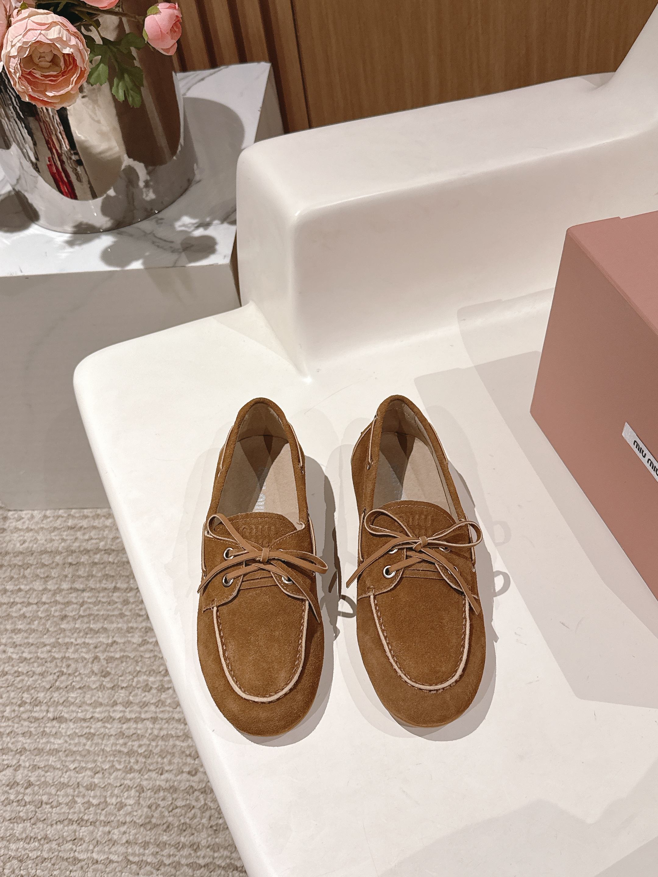 NO:416769,Purchase grade Miu Miu 25ss Spring and Summer Brock Ballet Loafers This Brock shoes have simple and classic lines, decorated with Miu Miu logo and other metal details. The upper is spliced ​​with cowhide and original molded fabric, sheepskin lining, tongue embossed logo, sole uses original molded rubber outsole Size#35-41 (40 41 custom made without return), single shoes, miumiu, loafers, cowhide, sheepskin19860909代购级 Miu Miu 25ss 春夏季 布洛克 芭蕾舞 乐福鞋 这款布洛克鞋线条简约设计经典,饰以Miu Miu徽标 等金属细节. 鞋面采用了牛皮和原版开模布料拼接 羊皮衬里 鞋舌压花徽标 鞋底采用原版开模橡胶大底 Size#35-41（40 41订做不退换）,单鞋,miumiu,loafers,cowhide,sheepskin,Women's Shoes