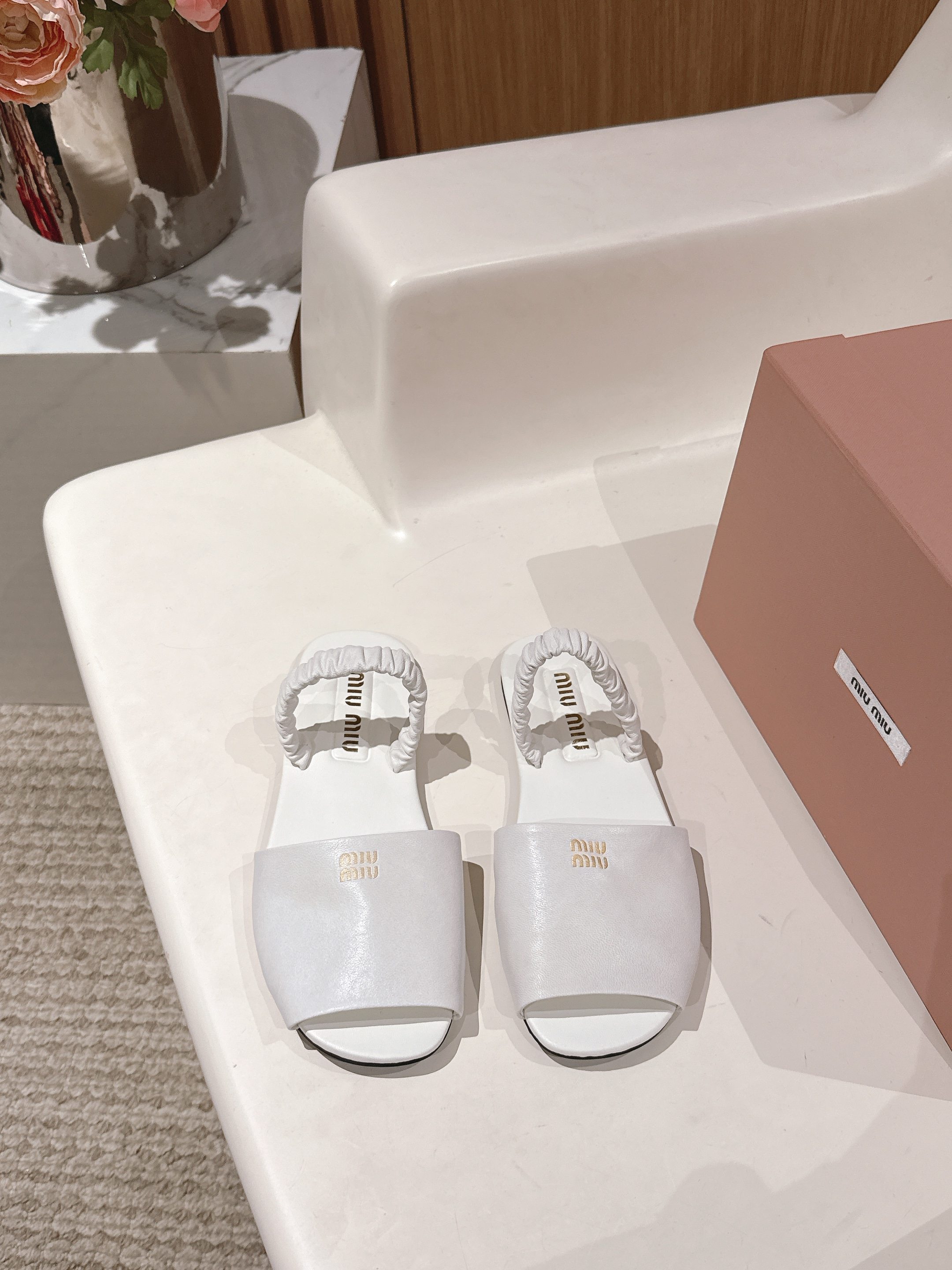 NO:416762,Miumiu25ss Spring and Summer New Sandals are full of vacation style, simple and retro, and the soft and soft feel of the feet is really love!  Light, comfortable and fashionable!  The fabric is made of original custom leather, the inner foot pads are all sheepskin Original mold custom sole size35-39 (40 customization), slippers, miumiu, sandals, slippers, sheepskin19860909Miumiu25ss春夏新品凉鞋 度假风满满 简单又复古 软绵绵的脚感真的太爱了！ 上脚轻盈舒适又时髦！ 面料采用原版定皮料 内里垫脚均为羊皮 原版开模定制大底 size35-39（40定制）,拖鞋,miumiu,sandals,slippers,sheepskin,Women's Shoes