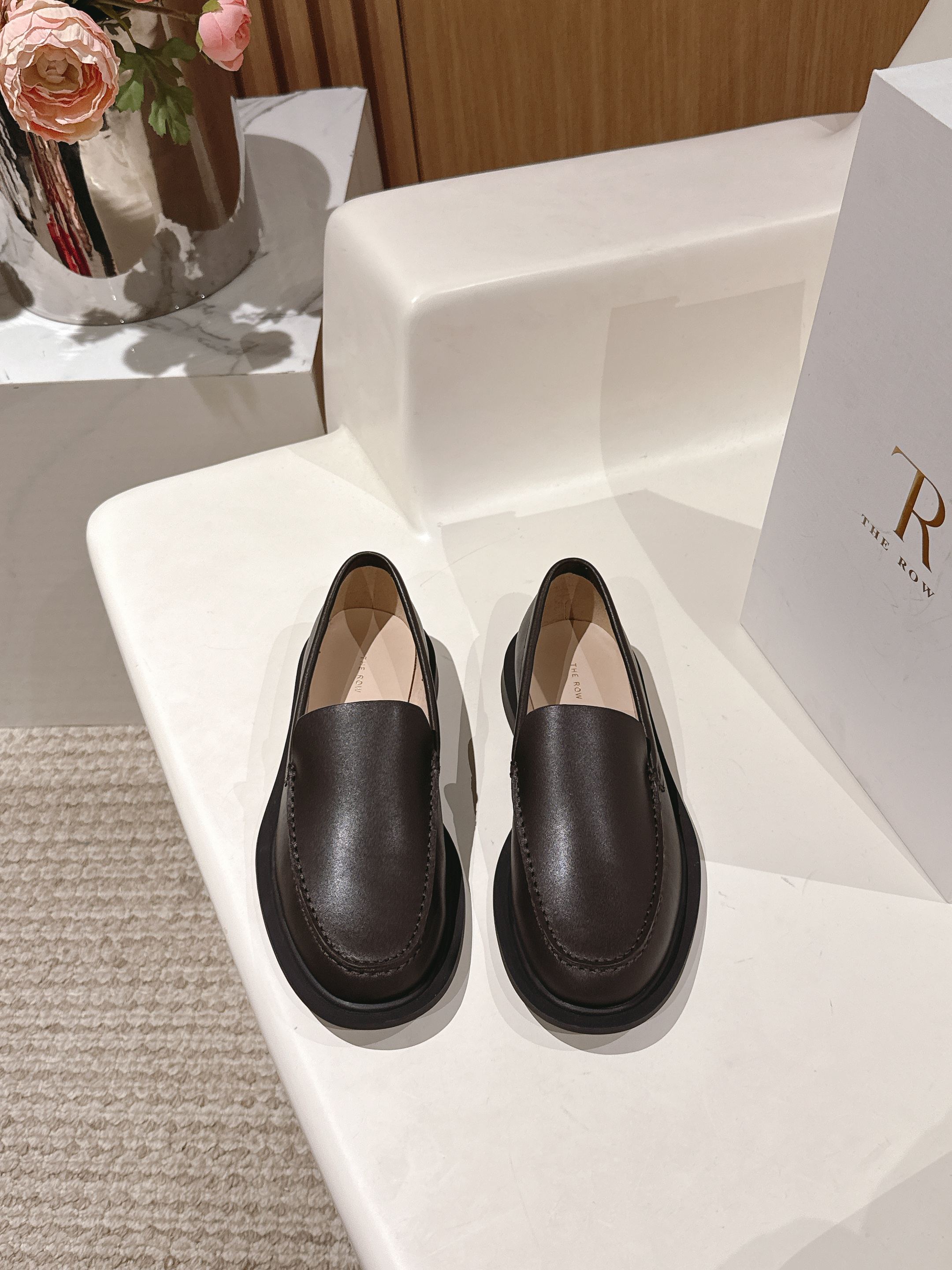 NO:416755,Purchase grade The row 25ss Simple and soft-soled loafers retro minimalist style lambskin grandma shoes super comfortable and versatile on the feet Simple and convenient design The best choice for daily life Size35-40 (40 custom made without return or exchange), loafers, loafers, sheepskin19860909代购级 The row 25ss 简约一脚蹬软底乐福鞋 复古极简风小羊皮奶奶鞋 上脚超舒服百搭 设计简单又方便 日常的最佳选择 Size35-40（40定做不退换）,乐福鞋,loafers,sheepskin,Women's Shoes