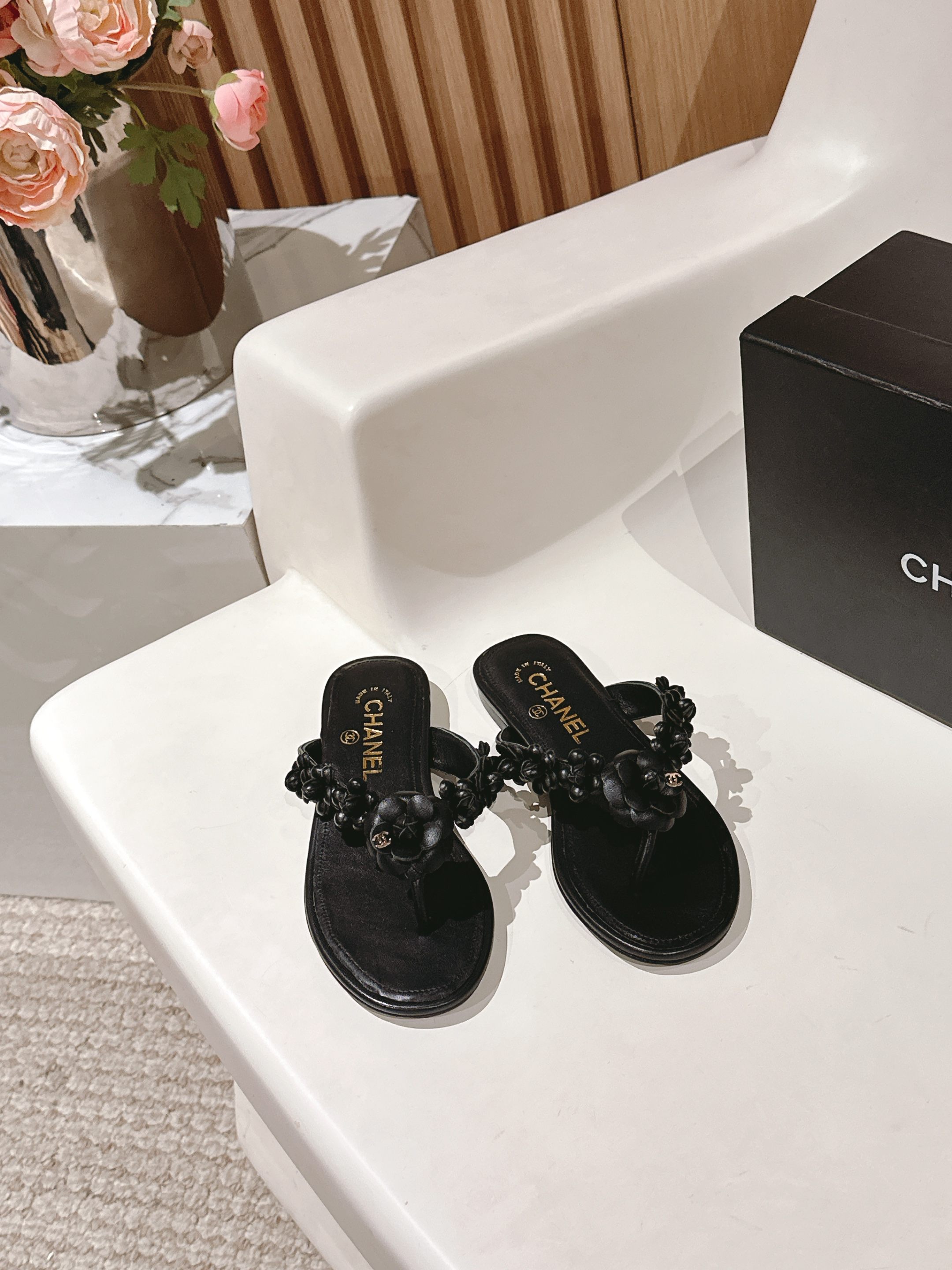 NO:416727,Chanel 25P new camellia slippers. Each exquisite flower has a small crystal flower core embellishment. I would like to call it the hydrangeas. The difference between this season's Mary Jane shoes is very unique and fairy. The half-hollowed lace-up design is small and playful and invincible. The white lace-up is very beautiful and girlish. The upper inside is sheepskin leather sole. Size: 35-39 (40 41 42) Customized non-return and replacement, split-toe shoes, chanel, mary jane, slippers, sheepskin, Leather soles19860909Chanel 25P新款山茶花拖鞋 精致的花朵每一朵都有小水晶花芯儿点缀我愿叫它星星点点的绣球花很别致又很仙女 这一季的玛丽珍鞋子区别与以前半镂空的系带设计小俏皮又无敌舒适 白色系奶乎乎穿起来很乖的少女感 鞋面内里羊皮 真皮大底 Size:35-39（40 41 42）定做不退换,分趾鞋,chanel,mary jane,slippers,sheepskin,Leather soles,Women's Shoes