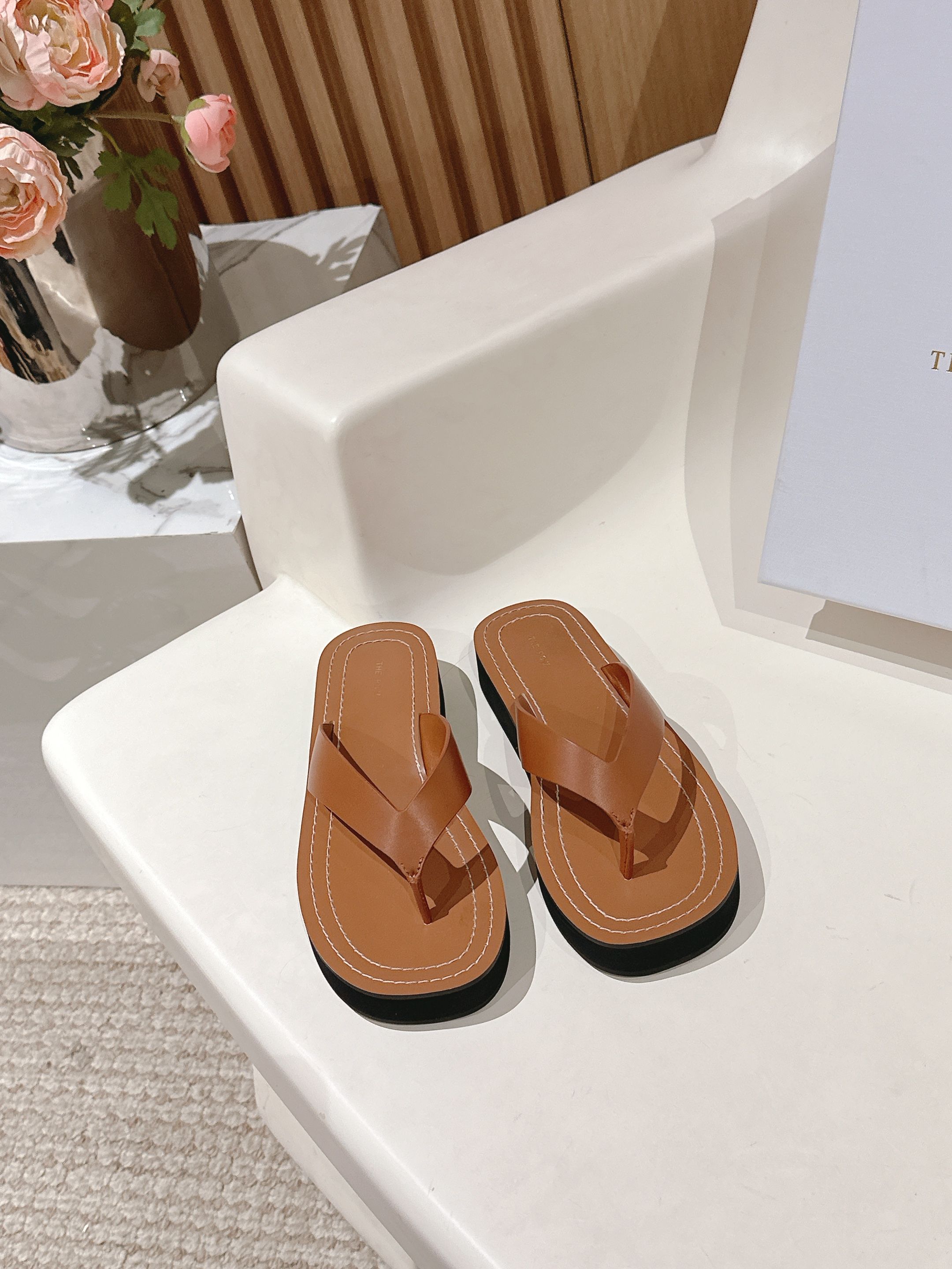 NO:416734,The Row25ss new product, niche fashion brand, foot-clip flip flops, the most worth buying in summer, slippers with high-end aura, comfortable and easy to wear, paired with skirts and trousers, daily vacation is essential, you can bring your own aura when you match it casually. The upper is original custom lambskin, the inner part is imported lambskin, the original double-layer combination sole Size35-39 (40 41 42 43 customized), split-toe shoes, slippers, skirts, sheepskin19860909小众潮牌The Row25ss新品 夹脚人字拖鞋 夏天最值得入手的简约单品 自带高级气场的拖鞋 舒适又好穿 搭配裙装裤装率性洒脱 日常度假都是必不可少, 随便搭配一下都可以自带气场出现. 鞋面原版定制小羊皮 内里采用进口羊皮  原版双层组合底 Size35-39（40 41 42 43定制）,分趾鞋,slippers,skirts,sheepskin,Women's Shoes