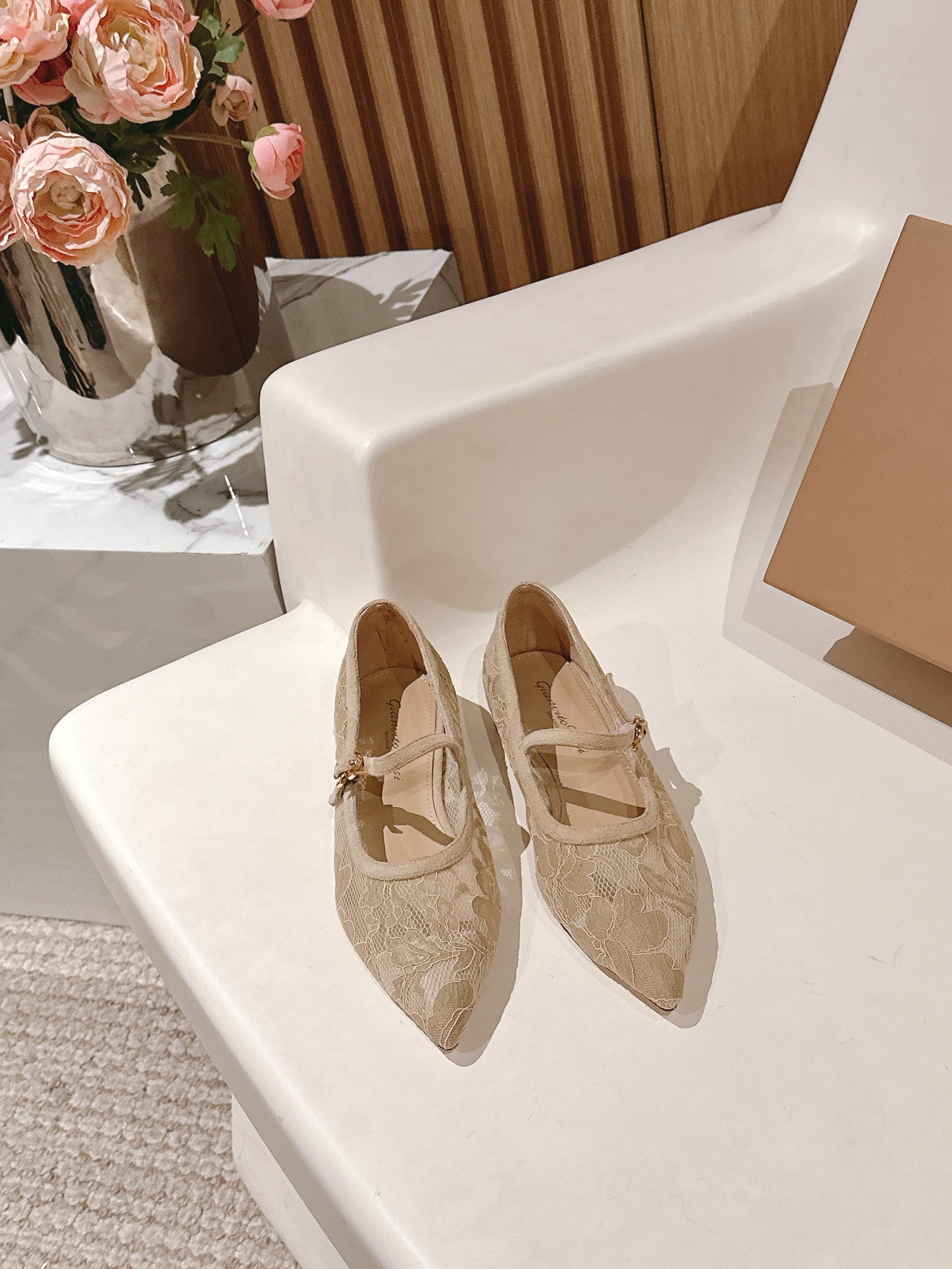 NO:416775,gianvito rossi 2025 new single shoes top version The lace mesh design is unique, adding mystery and sexy. The high-heeled pointed toe shows elegant temperament, while the empty style exudes a touch of playfulness. When you wear it, every step seems to bloom gorgeously on the stage, becoming the focus of attention. ________________________________________________ * Full set of packaging. * Original custom lace with upper * Floor pad Sheepskin * Sole Italian leather outsole * Heel height 2cm * Size: 35-43 (40 41 42 custom made no return or exchange), high heels single shoes, high heels, sheepskin, Leather soles19860909gianvito rossi 2025新款单鞋 顶级版本 蕾丝网面设计独具韵味,增添了神秘与性感.高跟尖头展现出优雅气质,后空款式则透着一丝俏皮.穿上它,每一步都像是在舞台上华丽绽放,成为众人瞩目的焦点. _____________________________ * 全套包装. * 鞋面原版定制蕾丝 * 垫脚 羊皮 * 鞋底 意大利真皮大底 * 跟高 2cm * 码数:35－43（40 41 42定做不退换）,高跟鞋单鞋,high heels,sheepskin,Leather soles,Women's Shoes